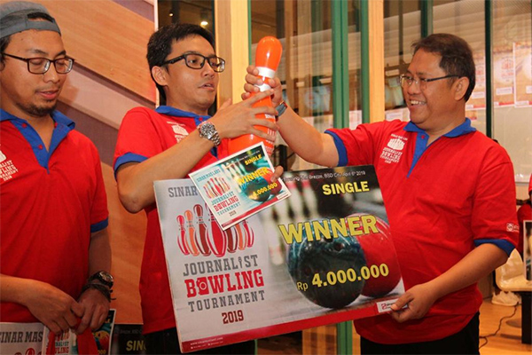 Menkominfo Rudiantara Memberikan hadiah kepada pemenang pertama di ajang Journalist Bowling Tournament 2019