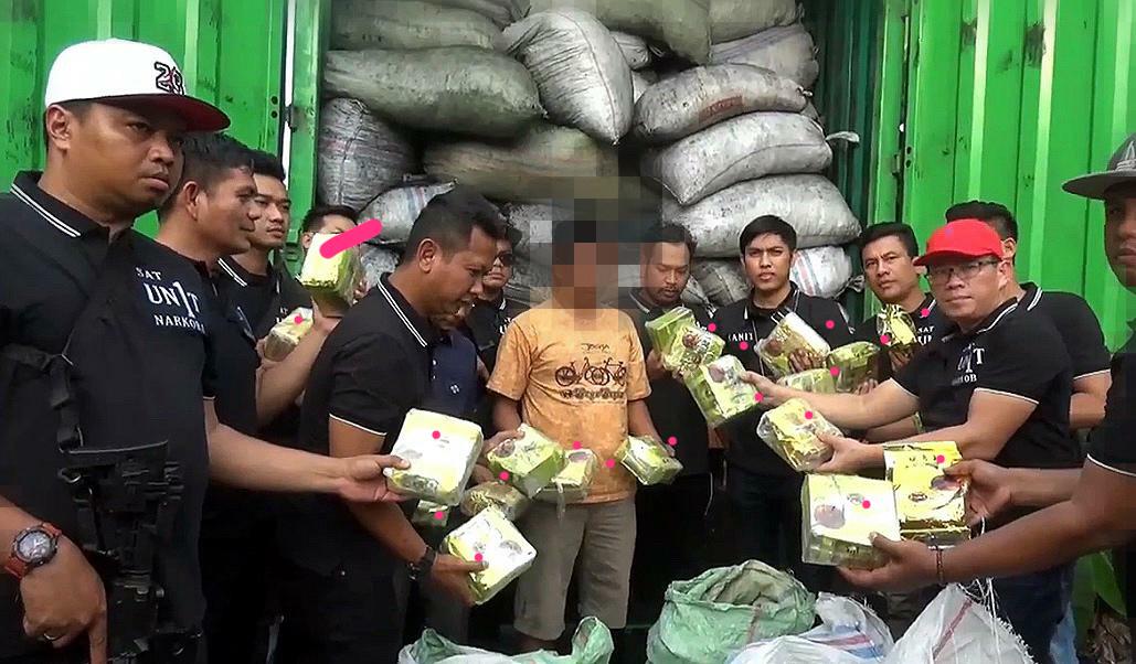 Satuan reserse narkoba Polres Jakbar berhasil menggagalkan peredaran sabu yang diselundupkan ke dalam 5 karung.