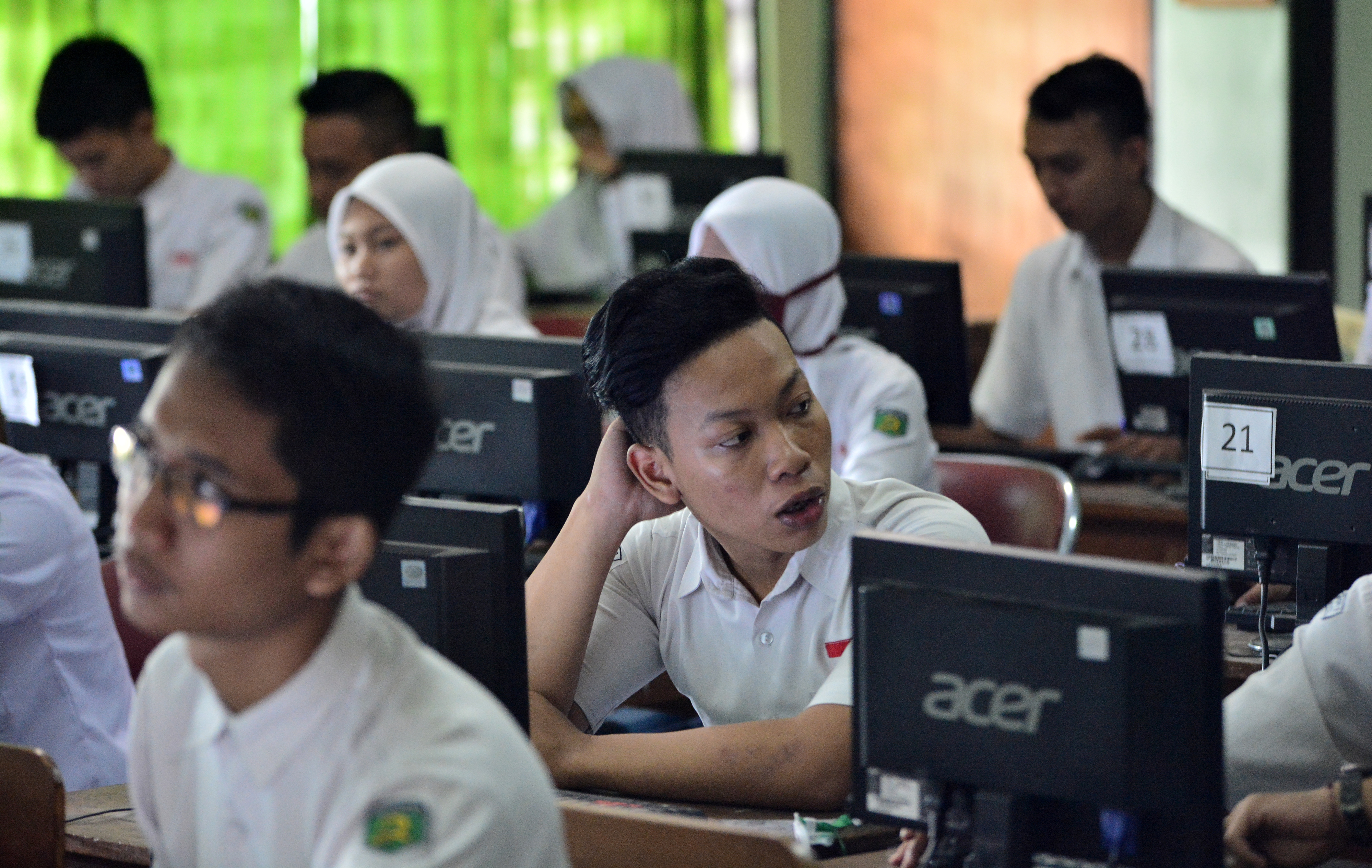 Siswa mengikuti UNBK sesi kedua mata pelajaran matematika di SMA PGRI 2 Jombang, Jawa Timur, Selasa (2/4)