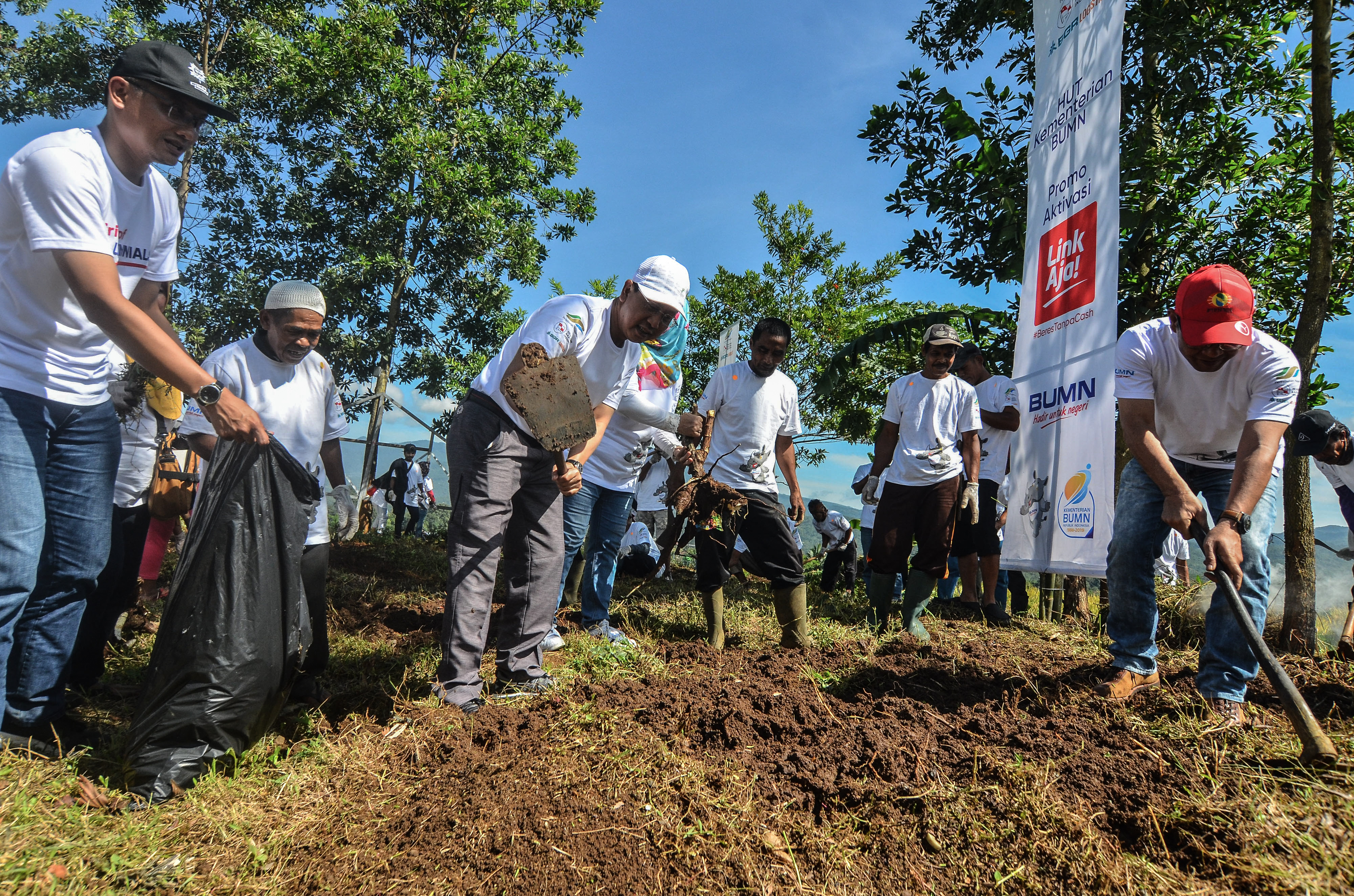 Direktur SDM dan Umum Holding Perkebunan Nusantara PTPN III Seger Budiarjo (ketiga kiri) membantu warga mencangkul membersihkan lumpur 