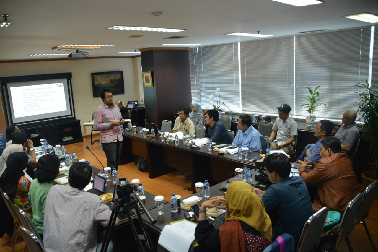 Arbiter Badan Arbitrase Nasional Indonesia saat memberikan materi pelatihan bagi awak media