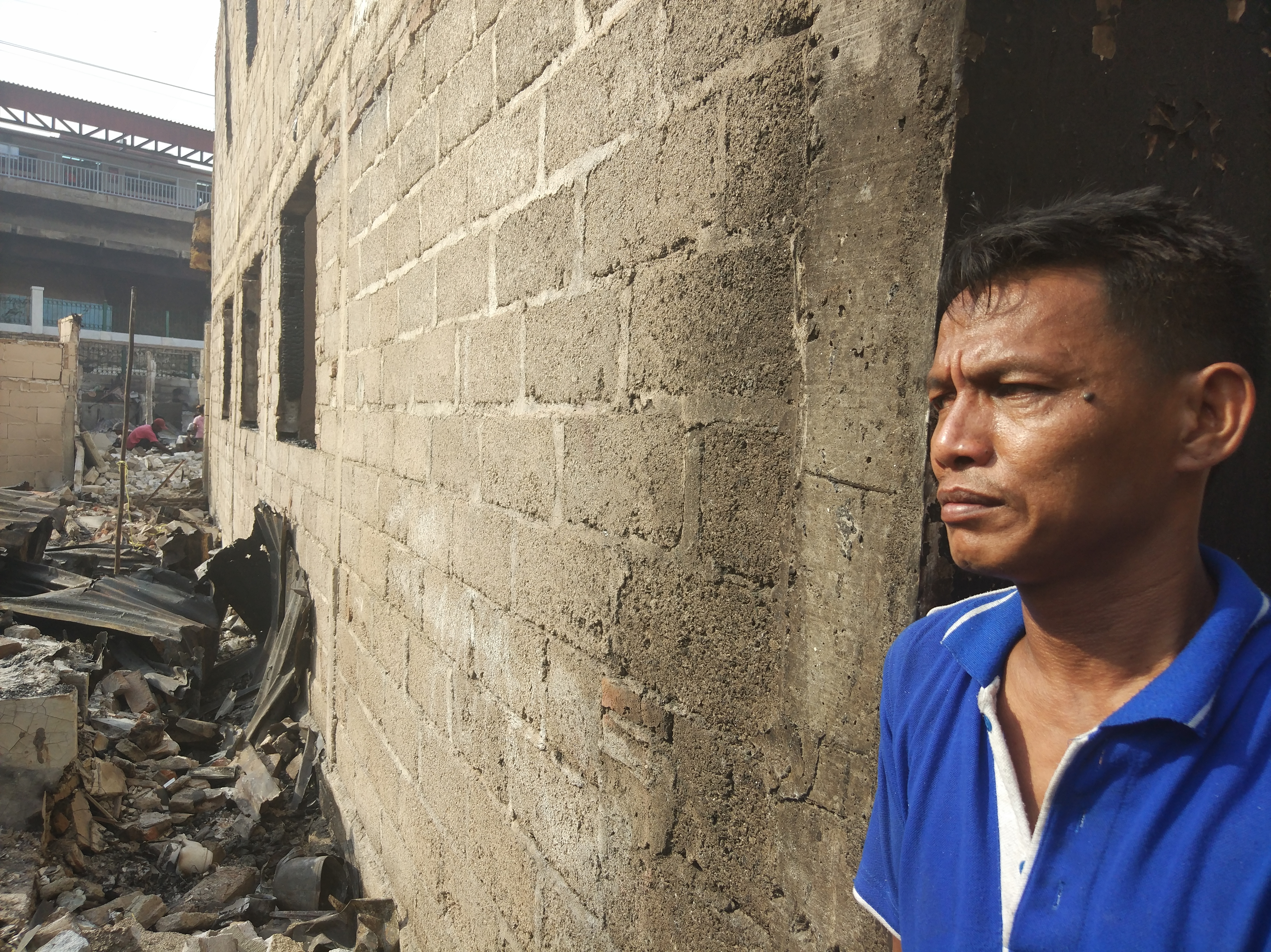  Ujang, warga RW 05 Kelurahan Ancol, Pademangan, Jakarta Utara menatap nanar terhadap puing-puing rumahnya yang sudah habis terbakar. 