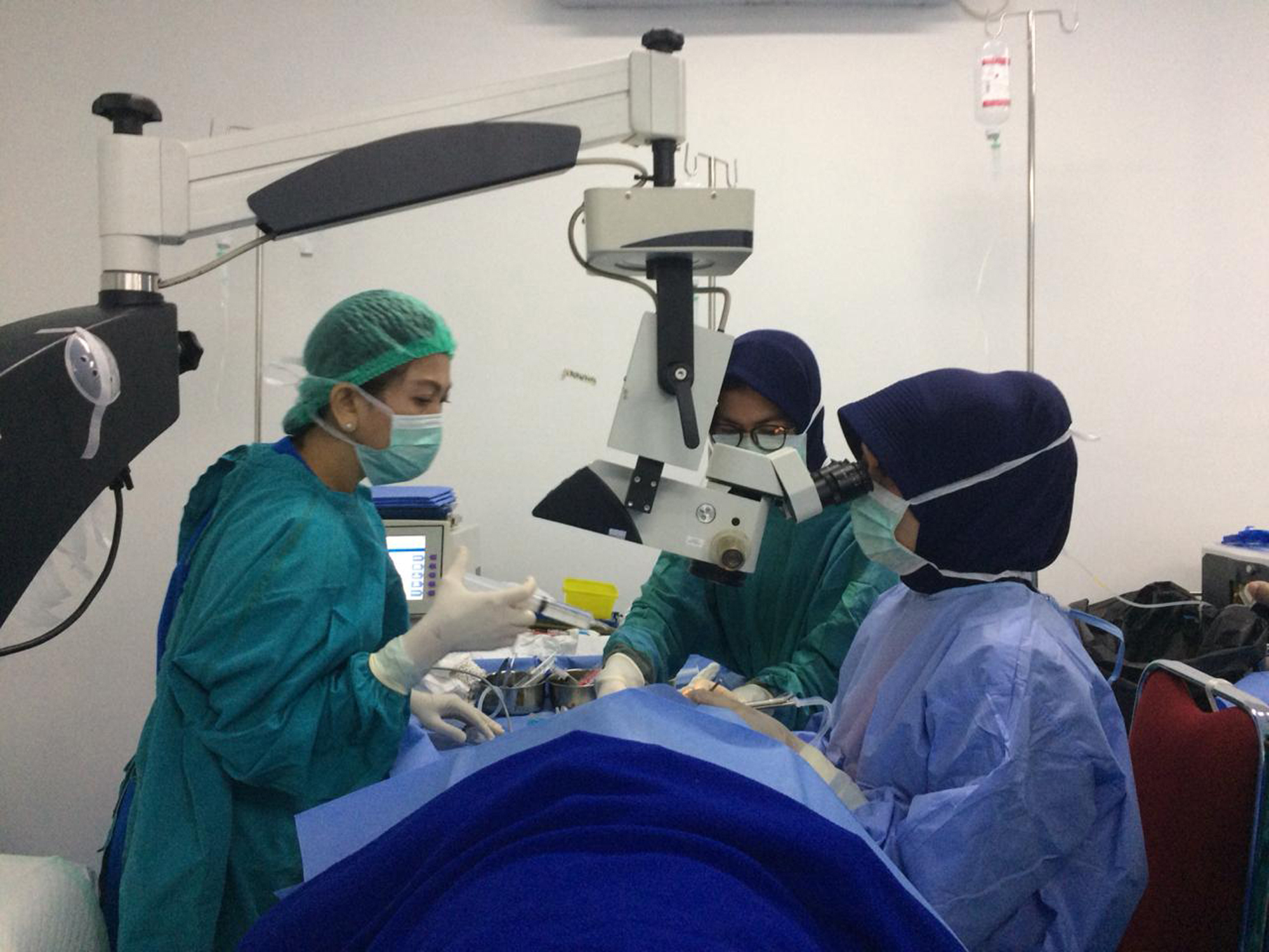 Tim dokter di RS melakukan operasi katarak pada pasien dalam kegiatan baksos pengobatan gratis