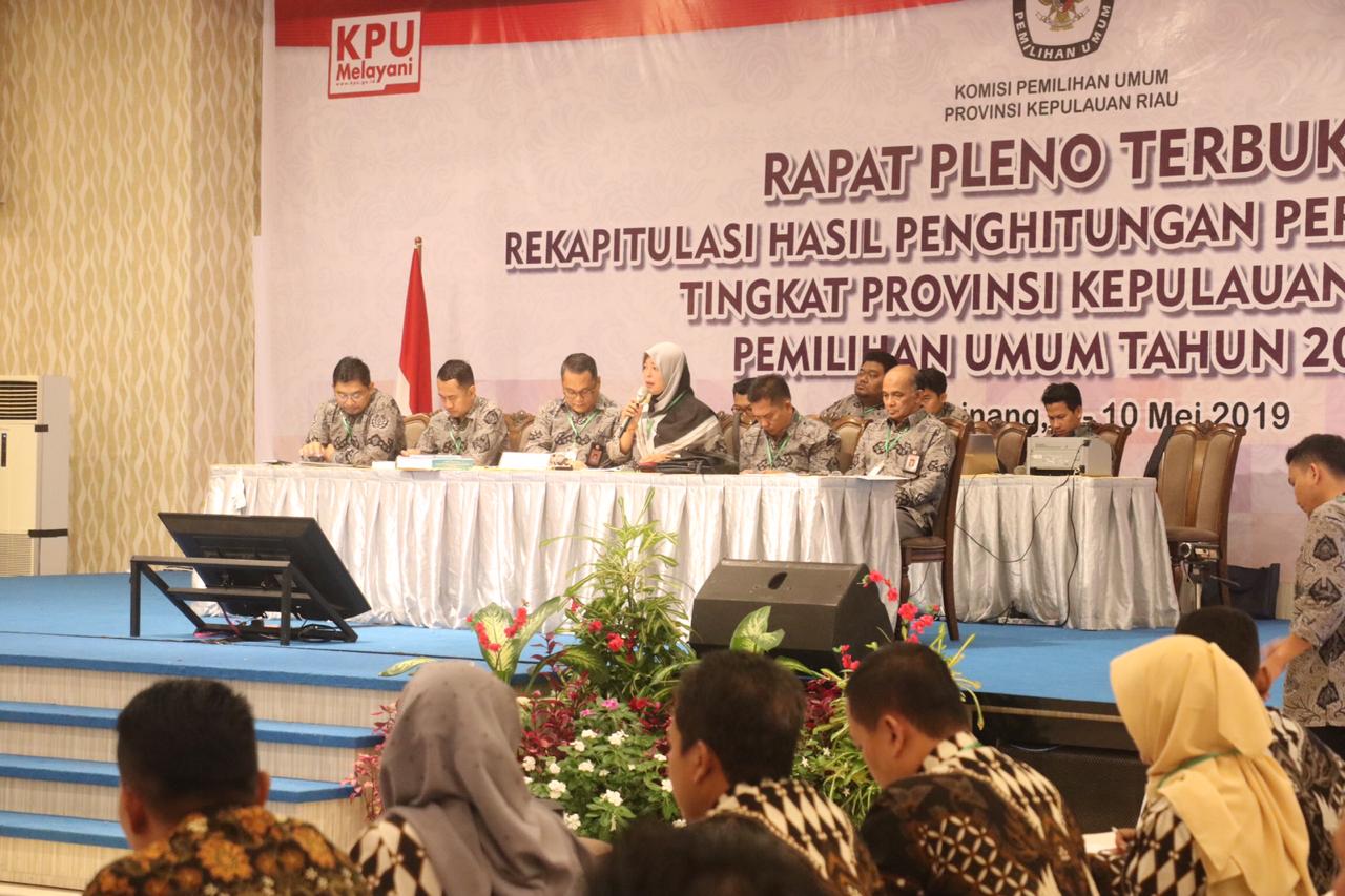 Suasana rapat pleno KPU Provonsi Kepri, Kamis (9/5) malam.
