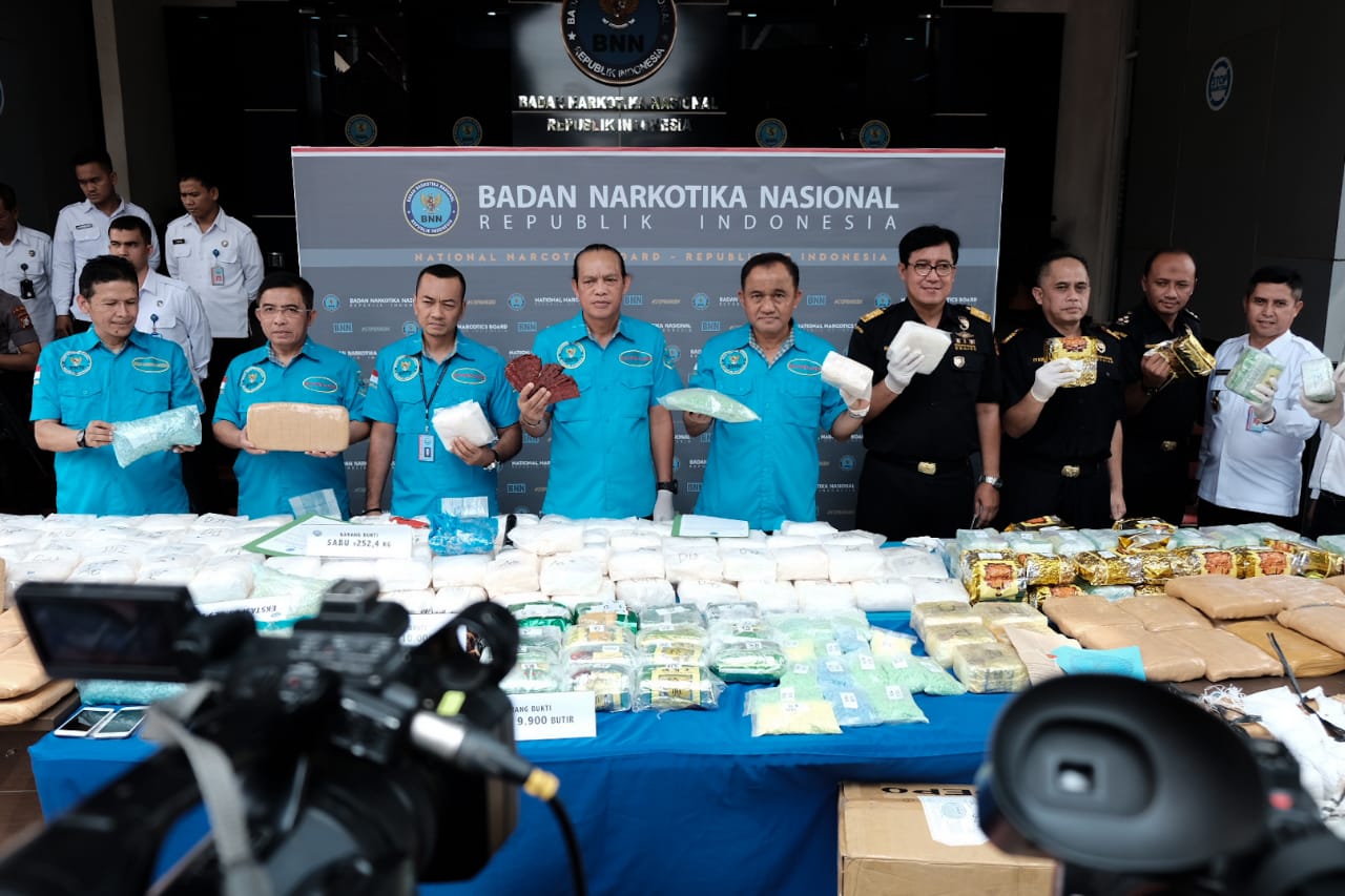 Sinergi bea cukai dan BNN gagalkan penyelundupan 52 kg sabu dan 23.000 butir ekstasi.
