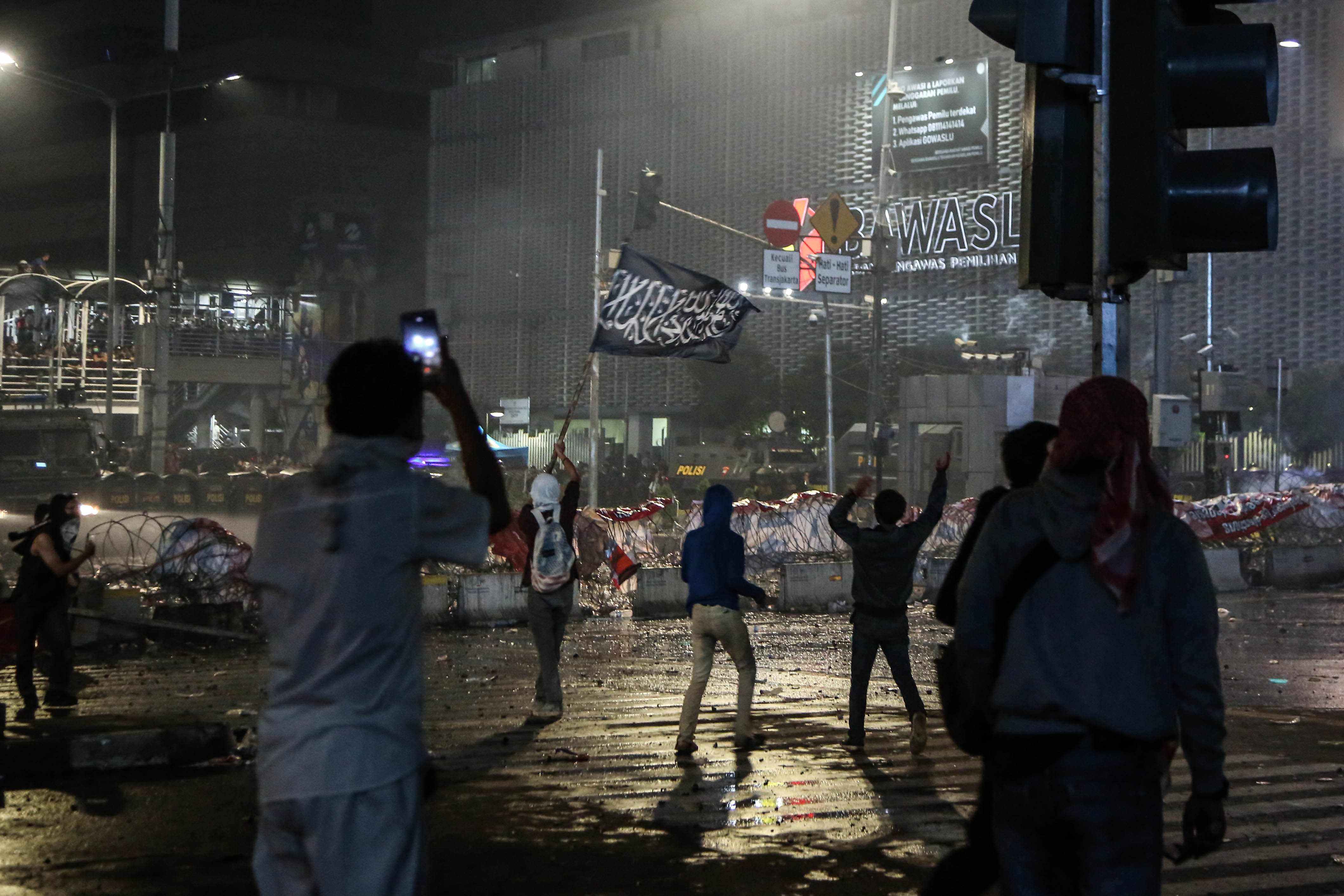 Massa terlibat bentrok dengan polisi di depan Gedung Bawaslu, Jalan MH Thamrin, Jakarta, Rabu (22/5) malam. 