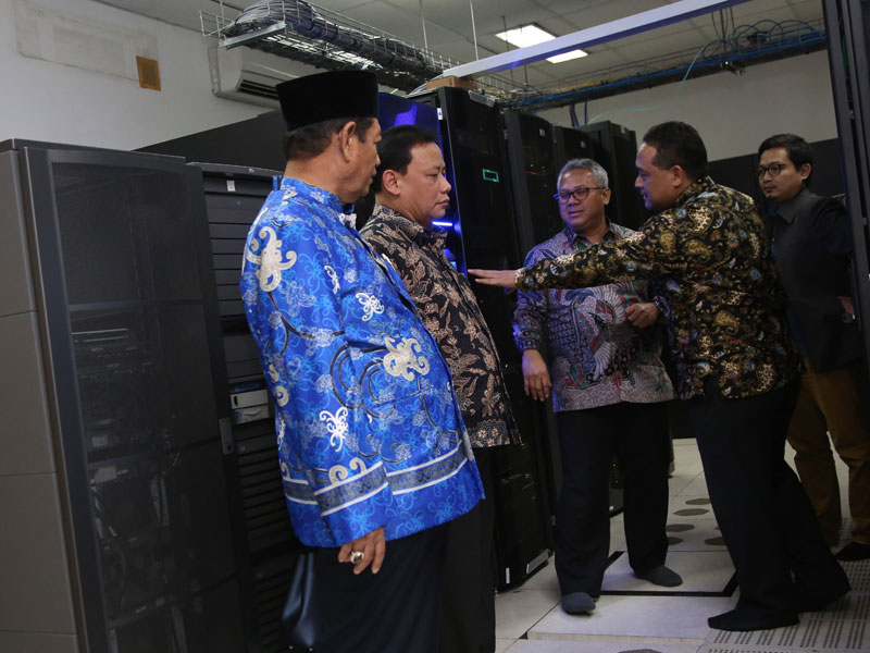 Ketua komite I DPD Benny Ramdhani (kanan) dan rombongan mendengarkan penjelasan dari Ketua KPU Arief Budiman (tengah) tentang server