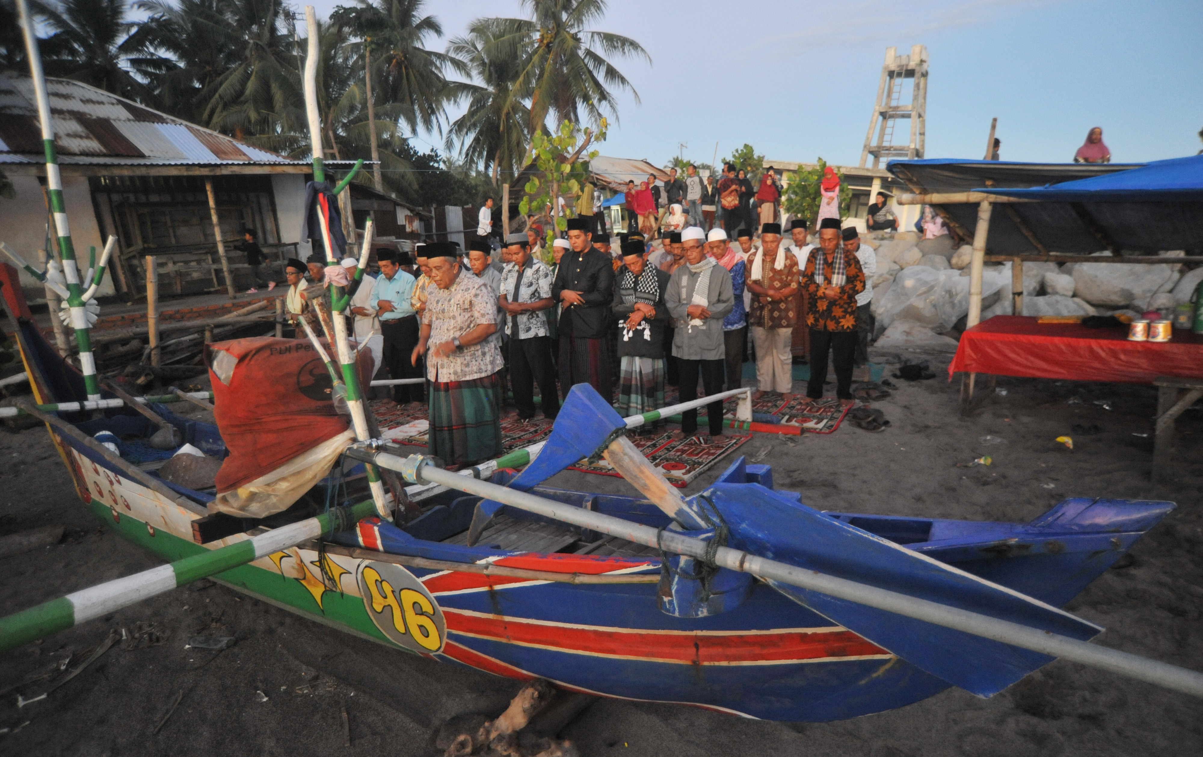 Jemaah tarekat Syattariyah melaksanakan salat maghrib sambil menanti kemunculan bulan (hilal) di pantai Ulakan, Padangpariaman, Senin (6/5)