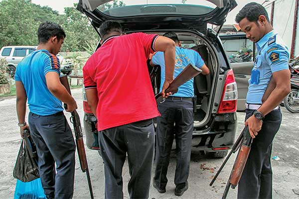 PASCAKERUSUHAN: Petugas rutan mengumpulkan senjata yang akan dipindahkan pascakerusuhan di Rutan Kelas II B Siak Sri Indrapura, Kabupaten Si