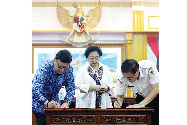 Mendagri Tjahjo Kumolo (kiri) dan Plt Kepala BPIP Hariyono (kanan) menandatangani naskah kerja sama Pelaksanaan Pembinaan Ideologi Pancasila