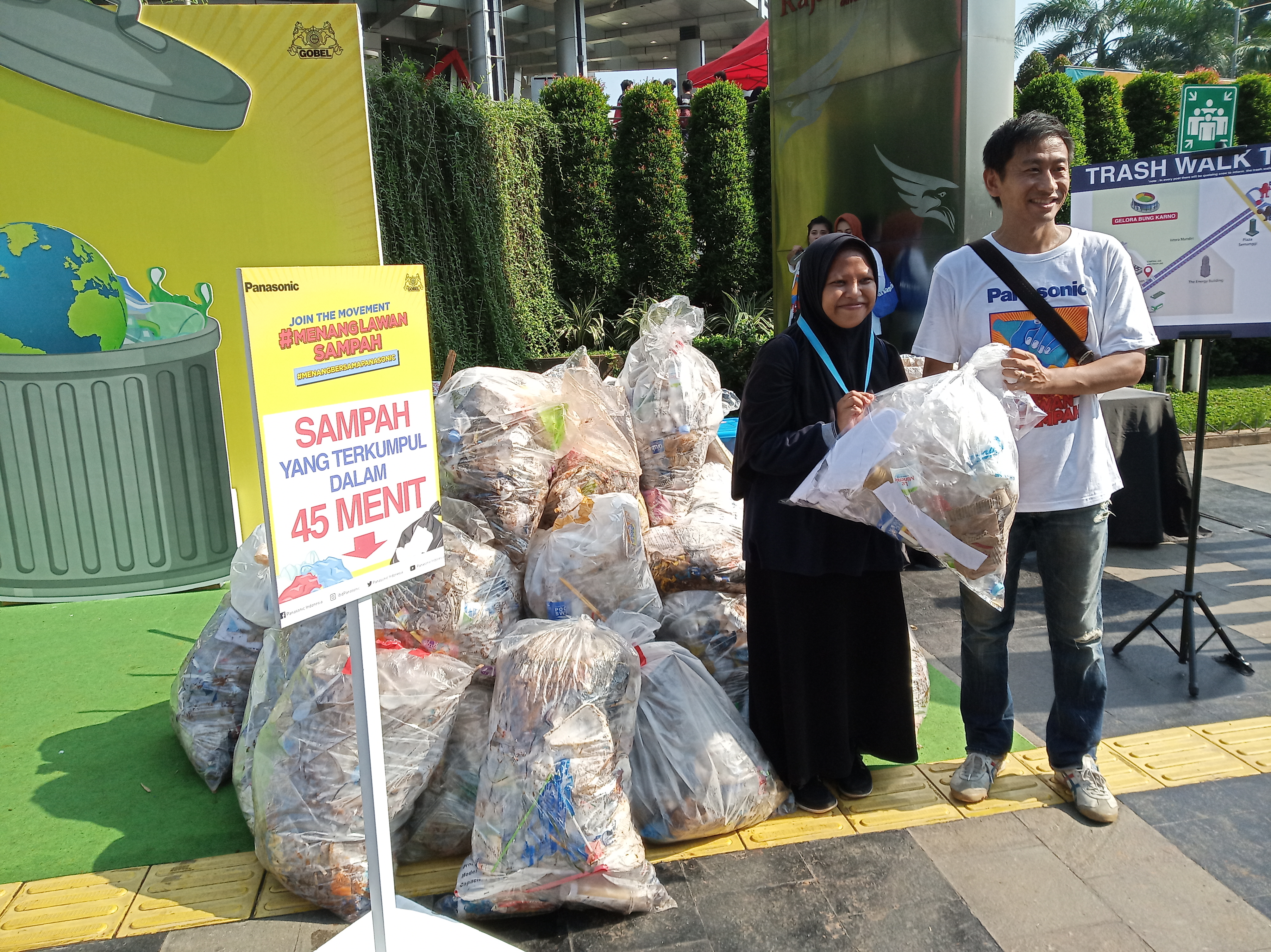 Panasonic menyerahkan sampah yang dikumpulkan dalam Menang Lawan Sampah kepada Waste4Change
