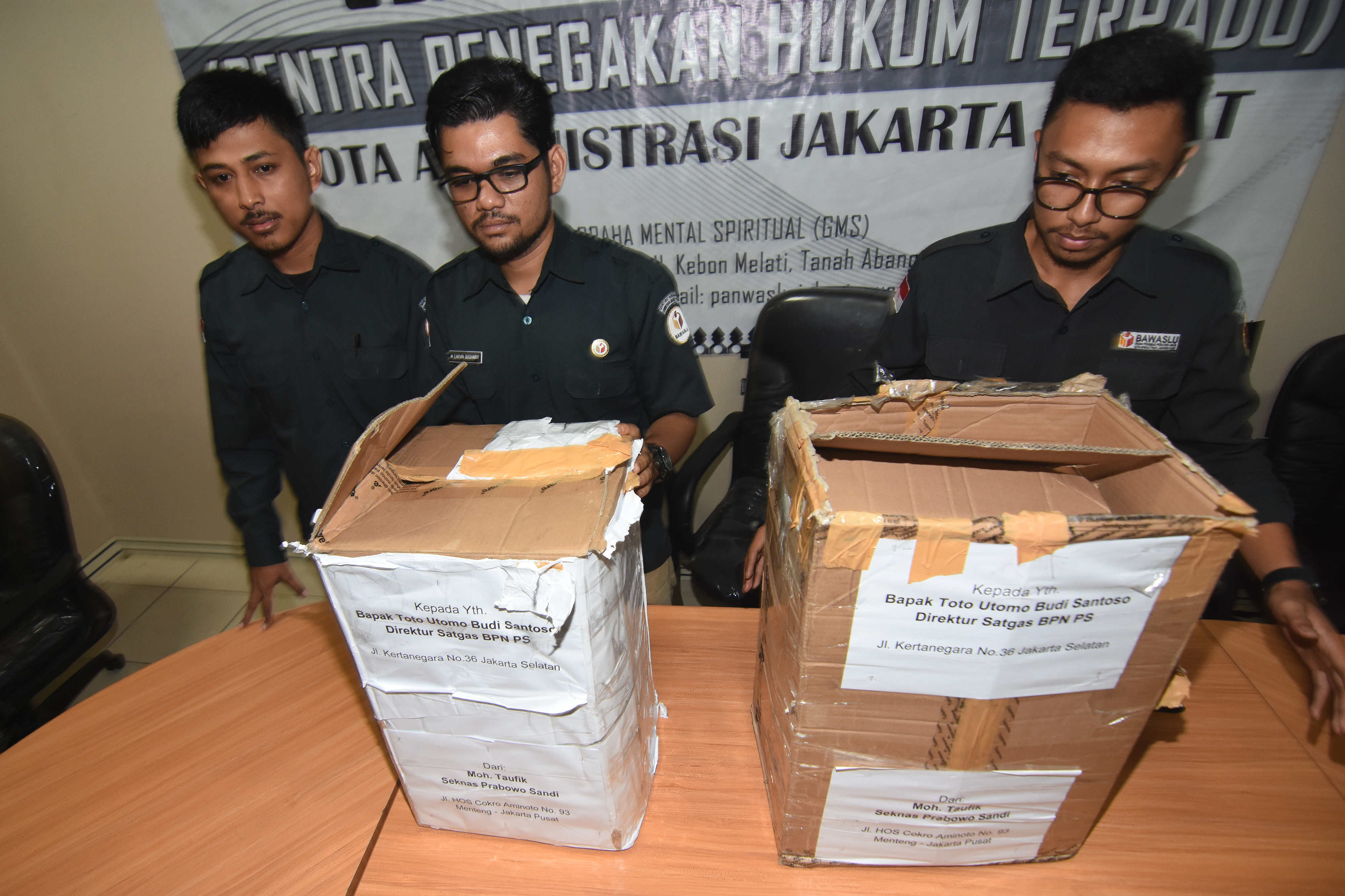 Petugas Bawaslu Jakarta Pusat menunjukkan kardus berisi ribuan form C1 Pemilu yang diamankan polisi 