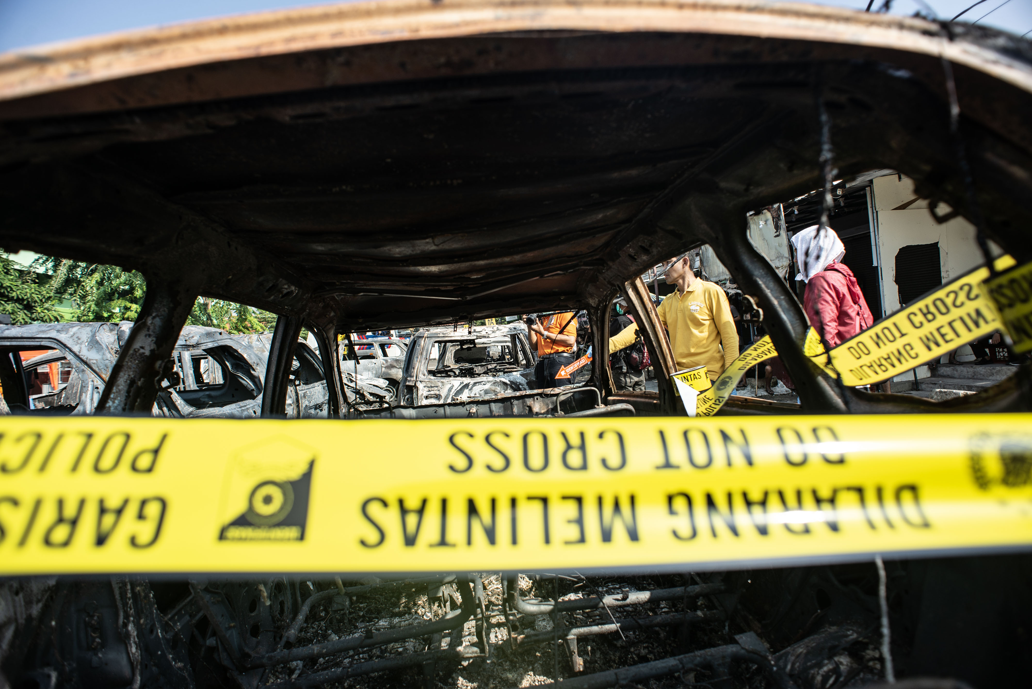  Tim Inafis melakukan olah tempat kejadian perkara pascabentrok polisi dan pendemo di kompleks Asrama Brimob, Jakarta, Rabu (22/5).