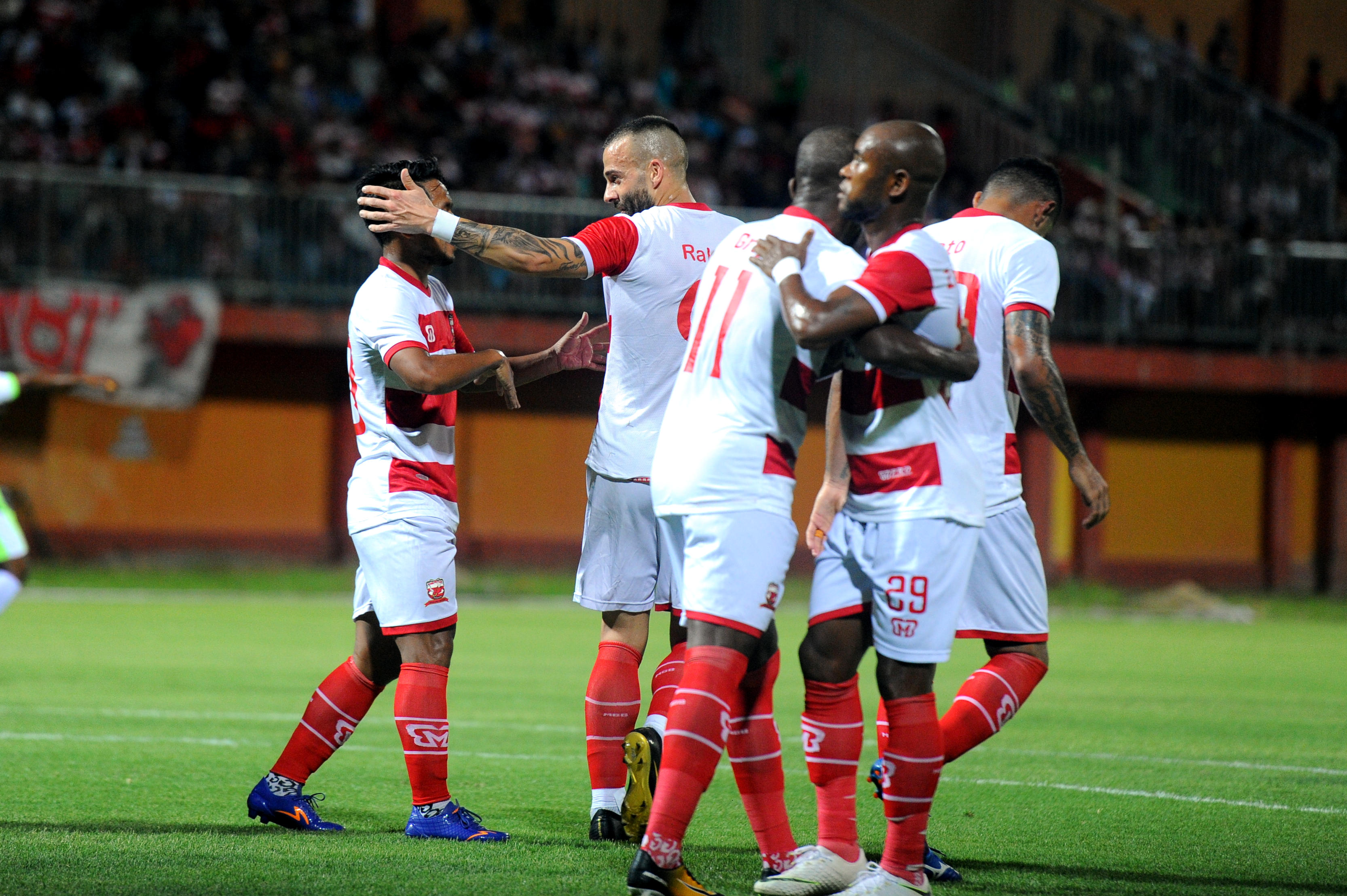  Pesepak bola Madura United (MU) melakukan selebrasi