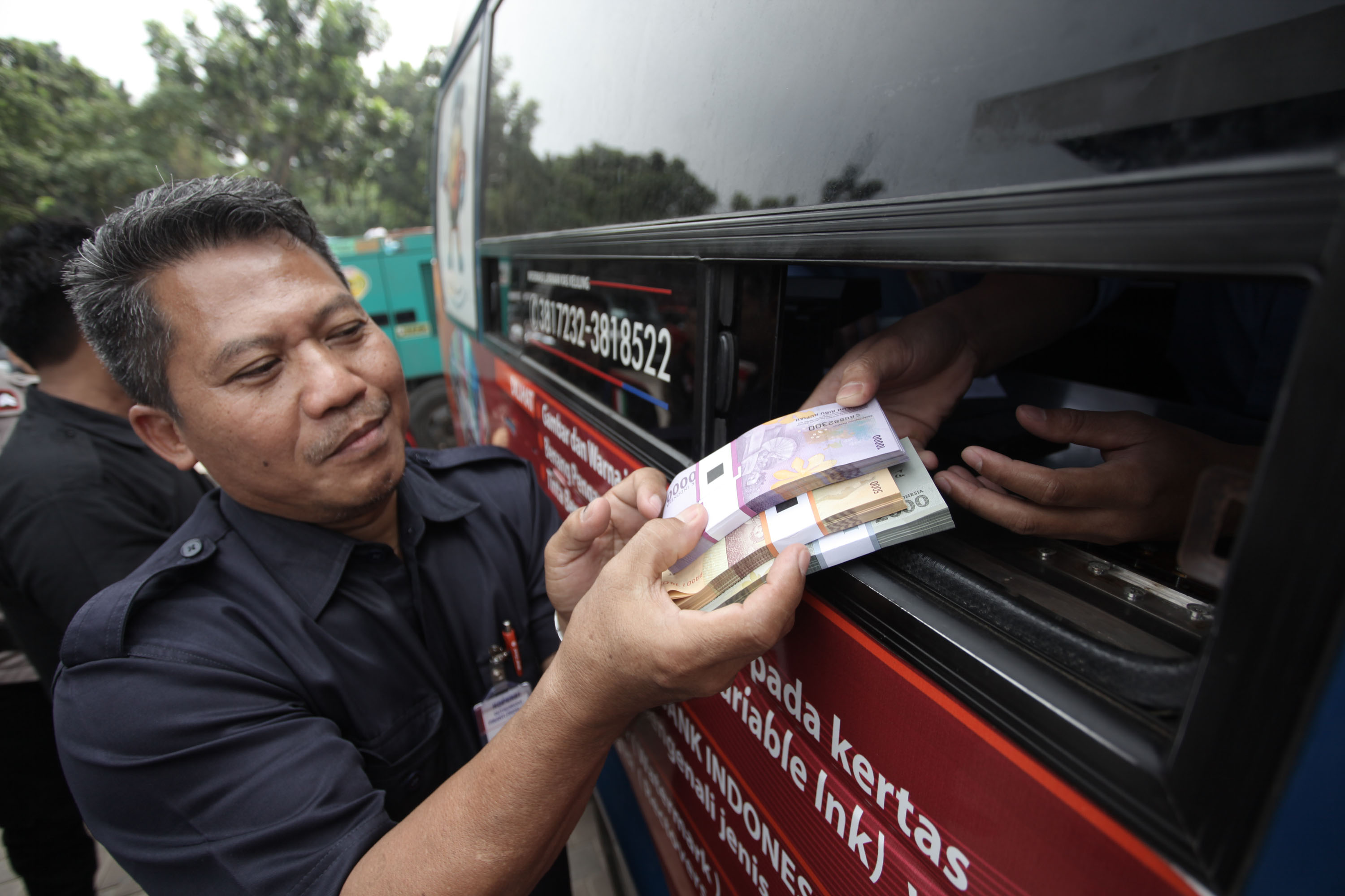 Pemprov Sulawesi Selatan menyediakan 85 titik penukaran uang kecil, termasuk ritel dan 33 bank. 