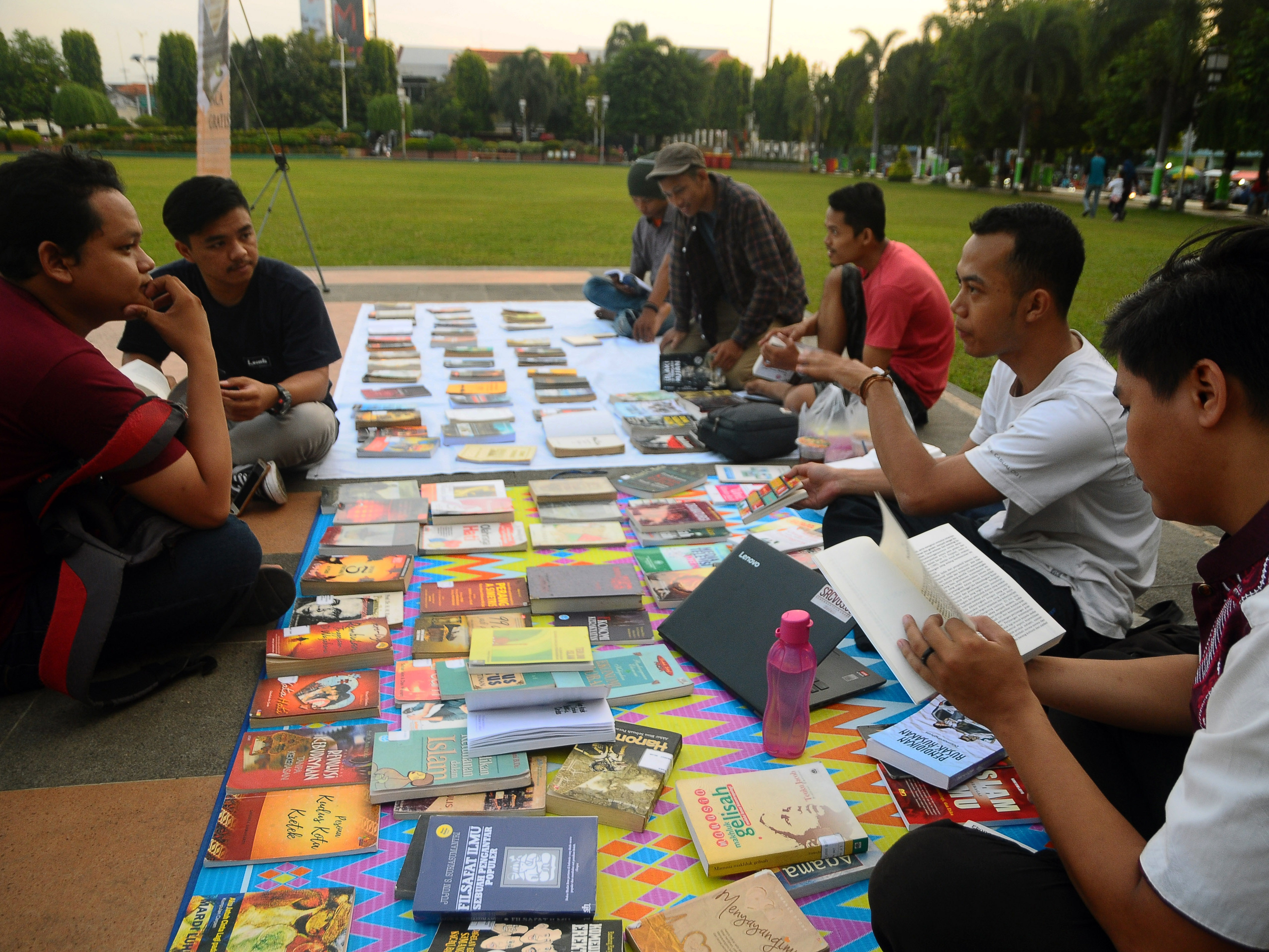 Saat Ramadan, setiap hari Jumat, Komunitas Pustaka Jalanan Kudus membuka perpustakaan jalanan untuk meningkatkan literasi masyarakat.