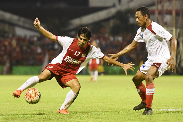 Gelandang PSM Makassar Rasyid Bakri (kiri)