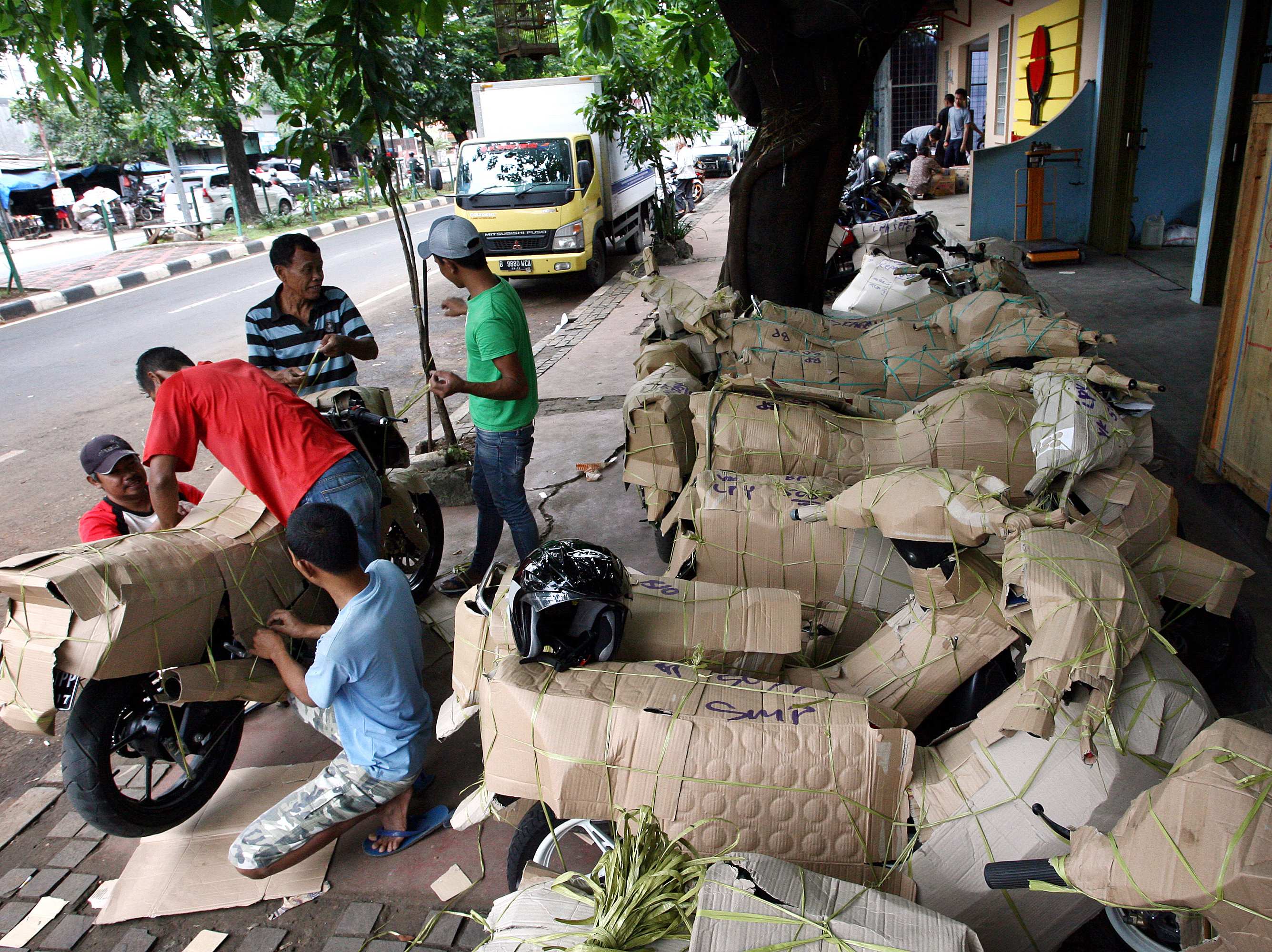 Pengiriman paket sepeda motor menjelang mudik meningkat.