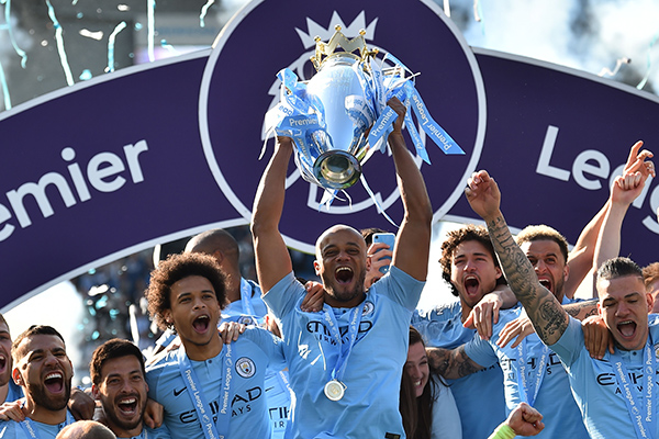 Para pemain Manchester City mengangkat trofi juara Liga