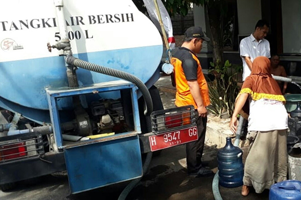 Truk tangki air bersih