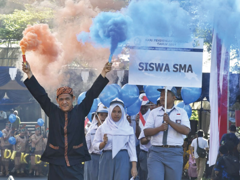 Kemeriahan pada peringatan Hardiknas 2019, di Kantor Kemendikbud, Jakarta, Kamis (2/5). 