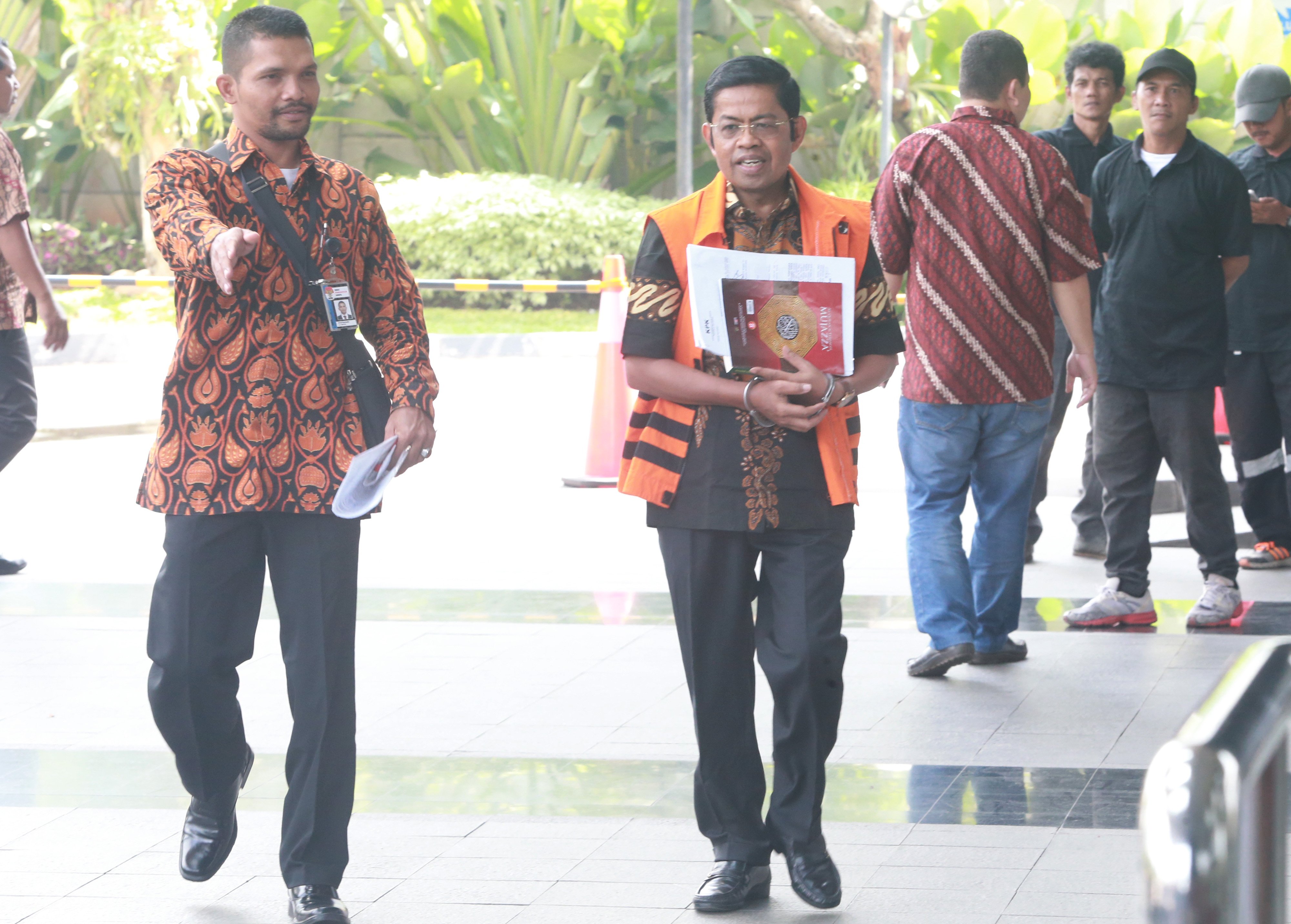 Tersangka kasus dugaan suap proyek PLTU Riau-1 Idrus Marham (kanan) bersiap menjalani pemeriksaan di gedung KPK, Jakarta