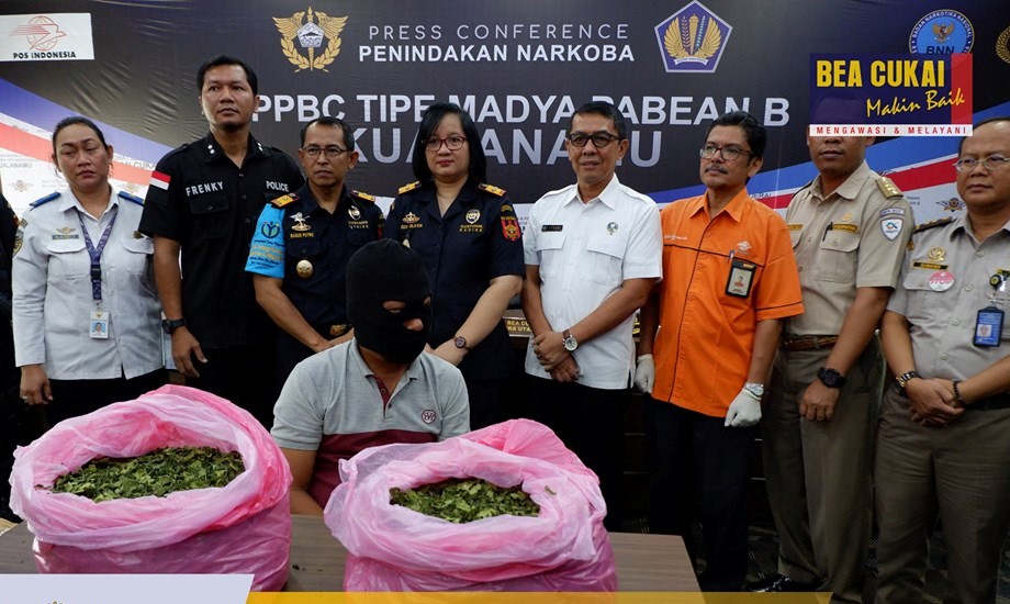 Ditres Narkoba Polda Sumut Bersinergi dengan Bea Cukai Sumut gagalkan penyelundupan 16 Kg daun khat. 