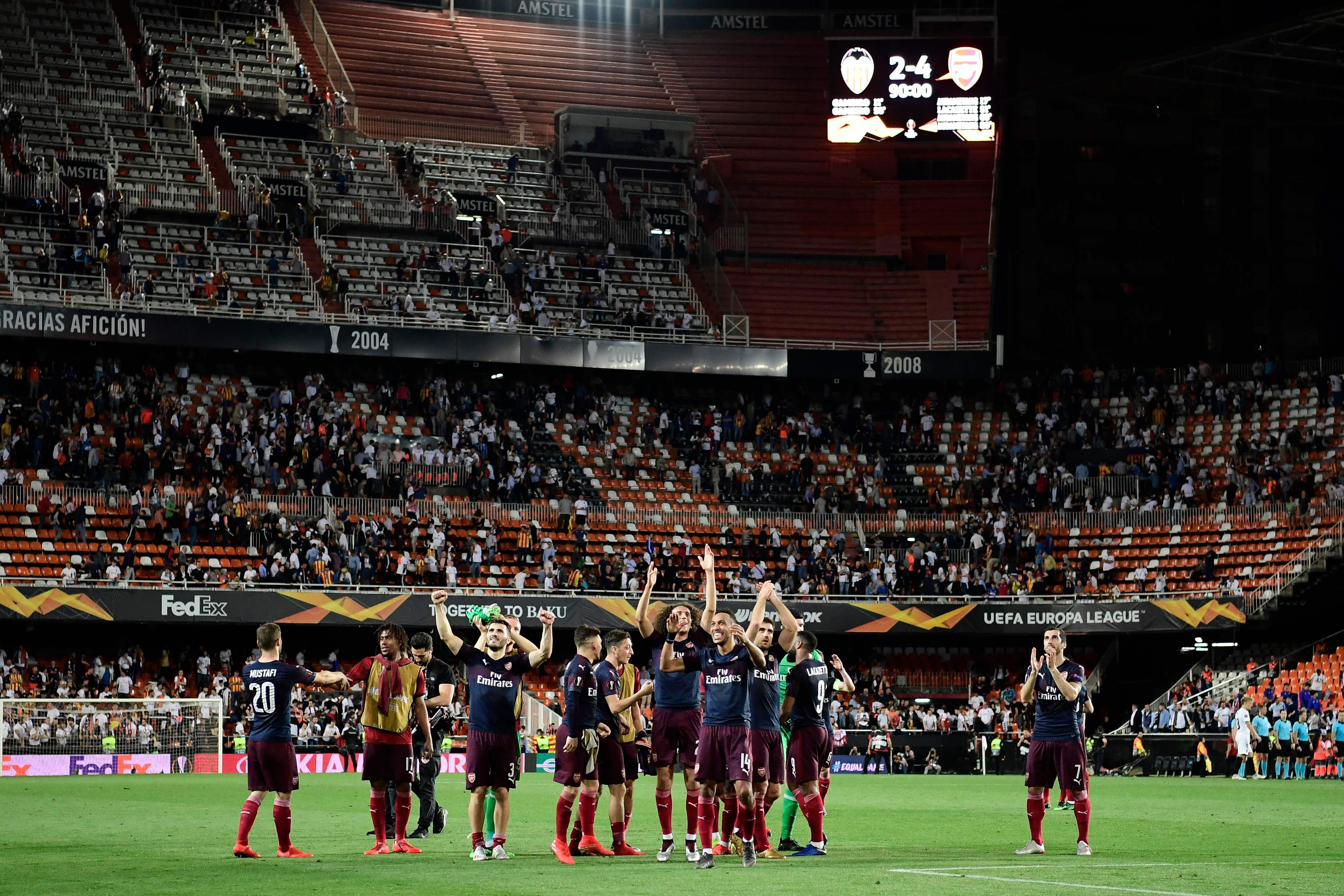 Para pemain Arsenal merayakan keberhasilan mereka melaju ke final Liga Europa.