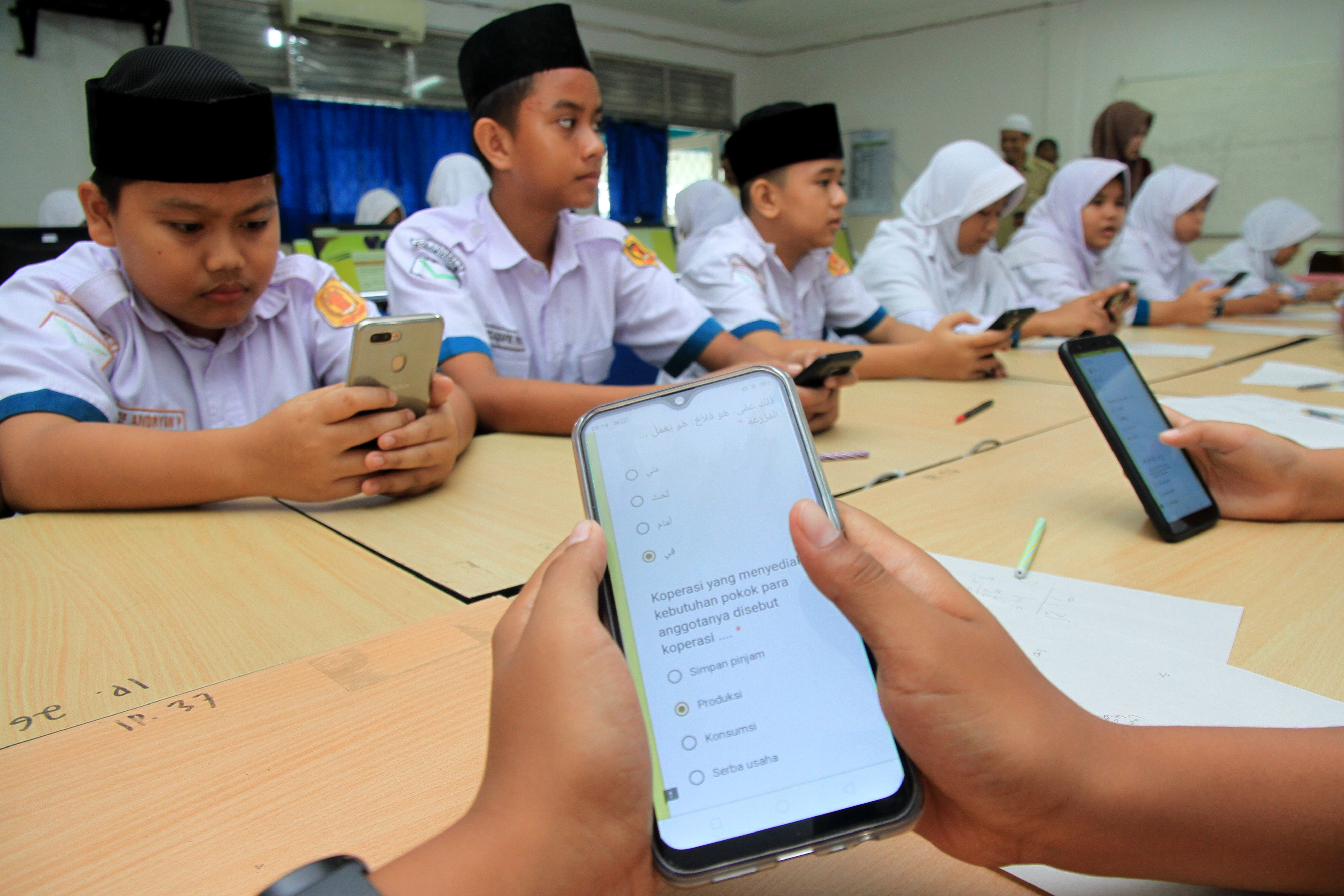 Sejumlah siswa MTs mengikuti uji coba ujian berbasis android