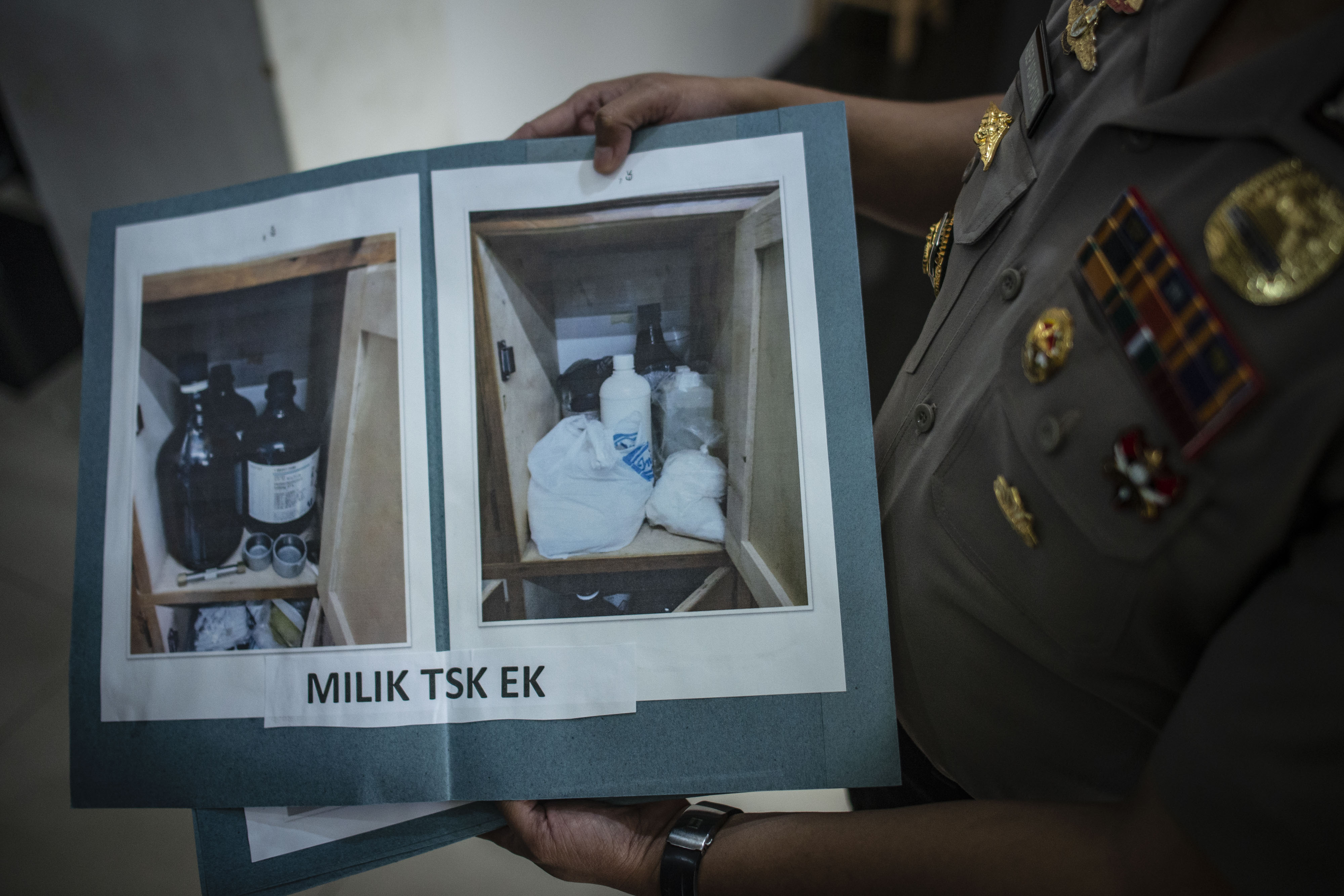 Kabag Penum Divhumas Polri Kombes Pol Asep Adi Saputra menunjukkan sejumlah gambar barang bukti hasil pengungkapan teroris jaringan JAD.