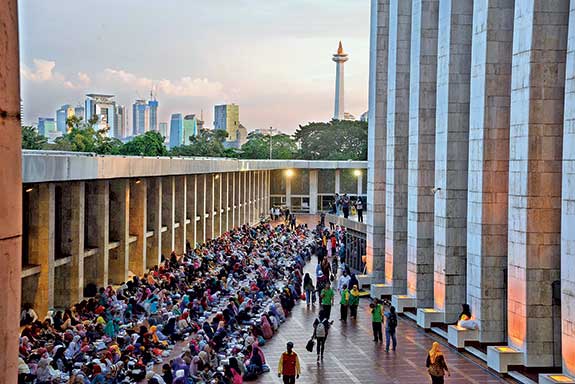  Antusiasme warga untuk datang ke masjid terbesar di Asia Tenggara utk berbuka puasa di bulan Ramadan