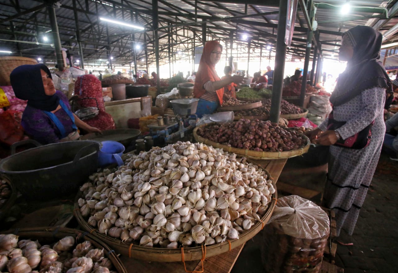 Pedagang bawang di pasar tradisional di Kota Solo, Jawa Tengah.