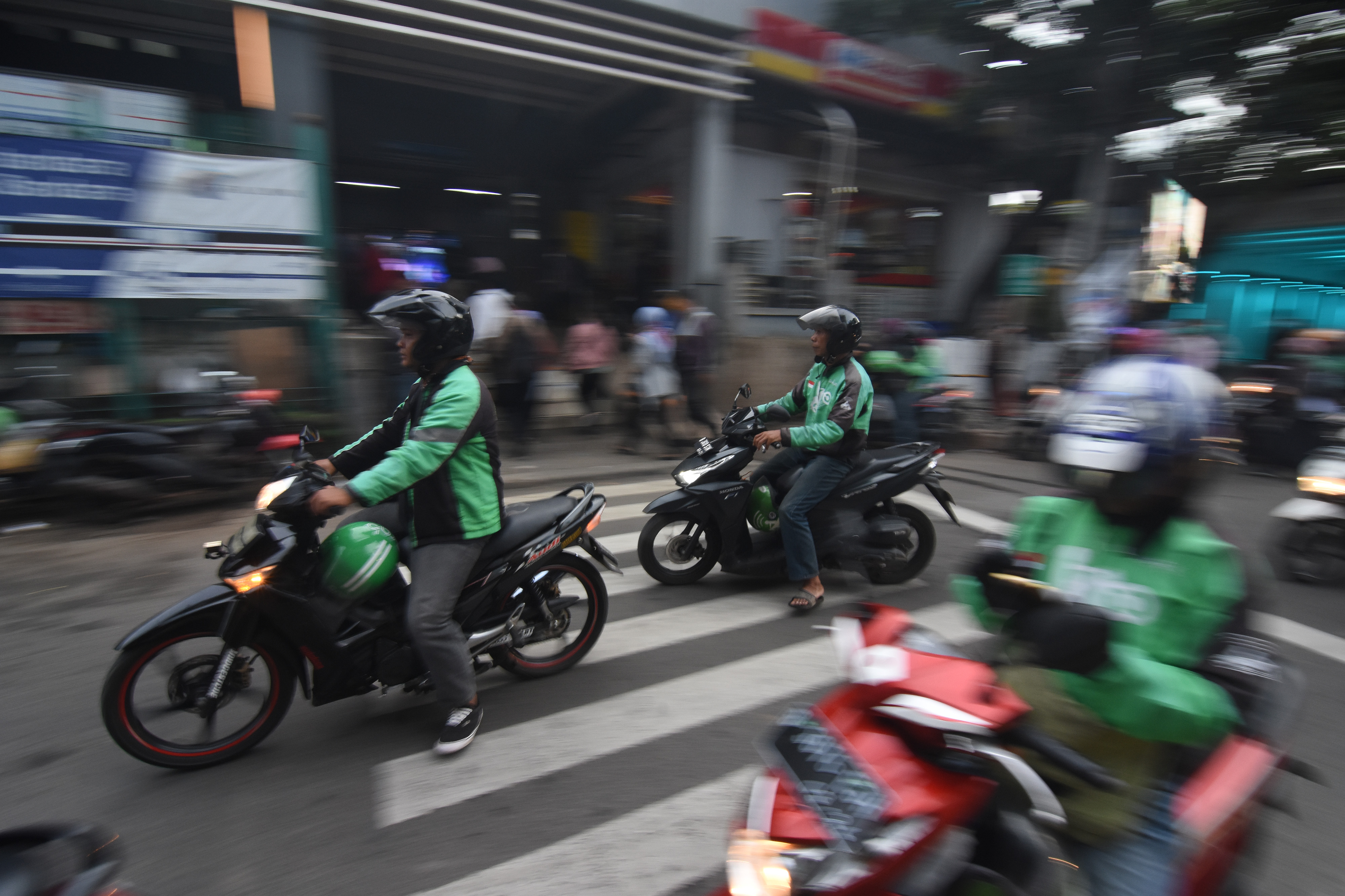 Sejumlah pengemudi ojek daring menunggu penumpang di depan Stasiun Sudirman, Jakarta.