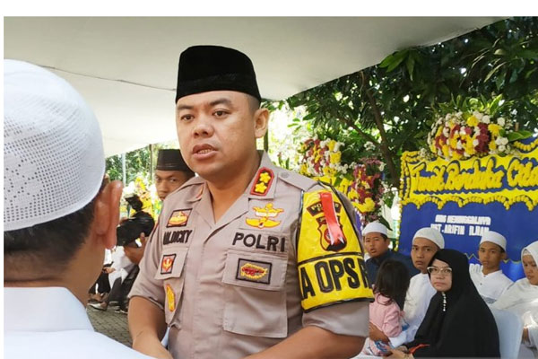 Kapolres Bogor AKBP Andi M Dicky saat mendatangi rumah duka di Majelis Az-Zikra Sentul Kabupaten Bogor, Kamis (23/5/2019). 