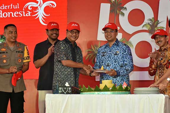 Gubernur NTB Zulkieflimansyah menghadiri acara penandatanganan kerja sama antara Air Asia dan Kemenpar di Bandara Internasional Lombok Praya