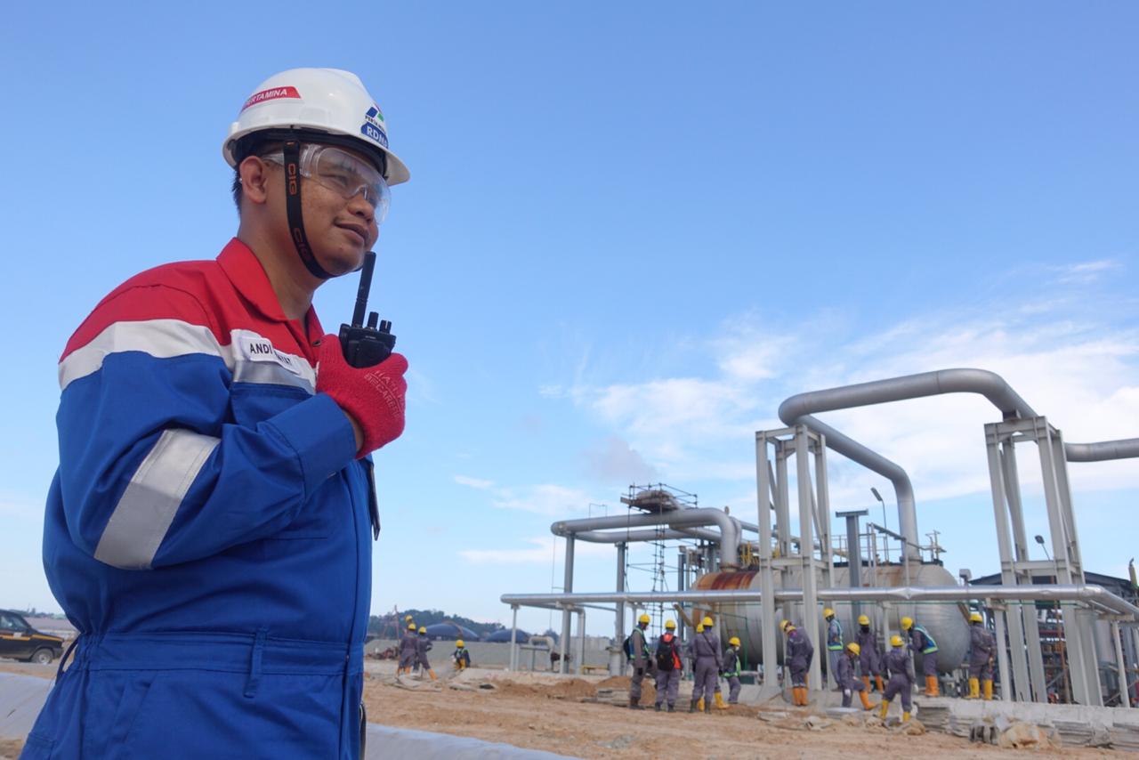 Petugas di Refinery Development Master Plan (RDMP) Balikpapan, Kalimantan Timur.