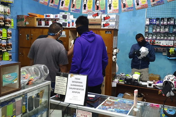 Anggota Densus 88 lakukan olah tkp di sebuah toko ponsel Wanky Cell, Jalan Muhtar Tabrani, Bekasi Utara