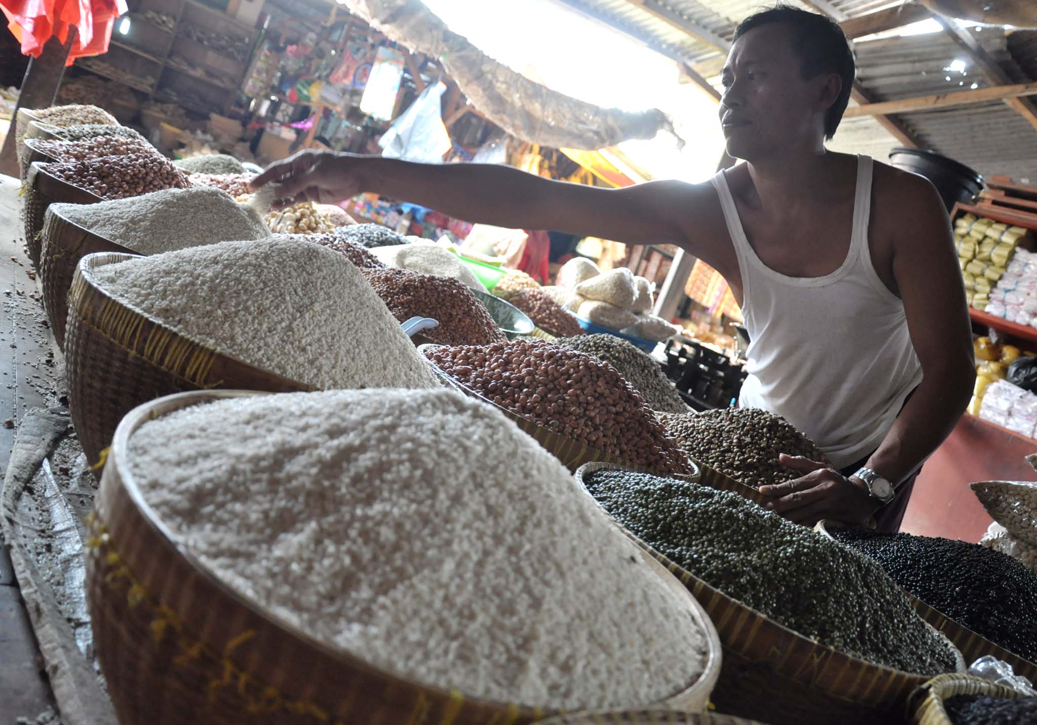 Harga kebutuhan pokok pangan di Pasar Manis Purwokerto stabil dan pasokan tercukupi. 