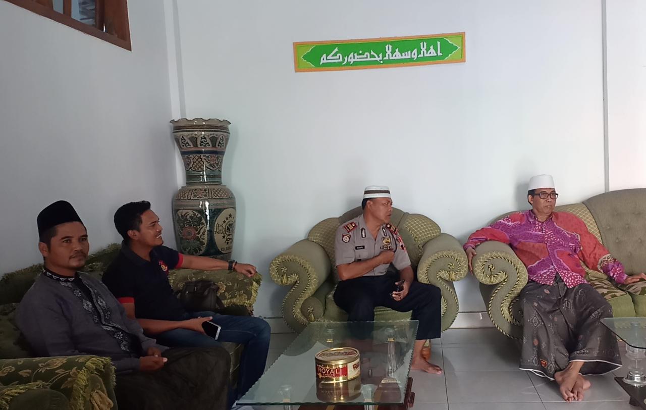 Pengasuh Ponpes Salafiyah Brebes Tolak People Power