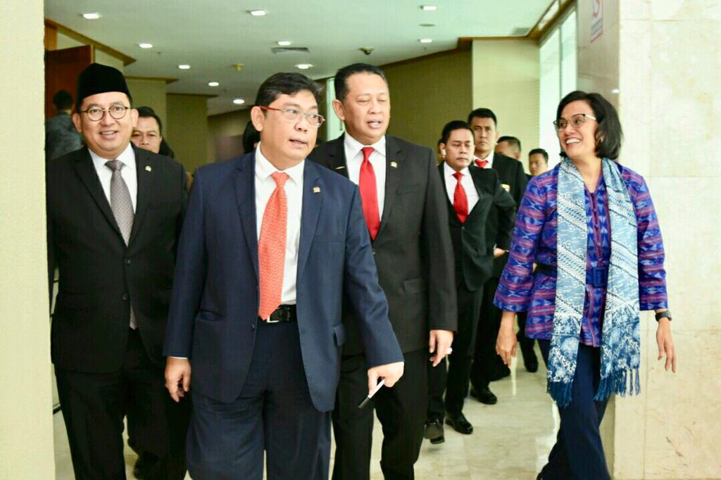 Ketua DPR Bambang Soesatyo dan pimpinan DPR dan Menkeu Sri Mulyani Indrawati seusai Sidang Paripurna DPR RI di Jakarta, Senin (20/5). 
