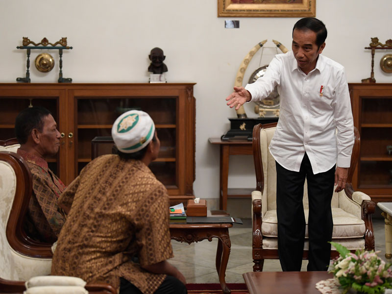 Presiden Joko Widodo (kanan) menerima pedagang kaki lima yang menjadi korban penjarahan saat aksi 22 Mei, Abdul dan Ismail di Istana Merdeka