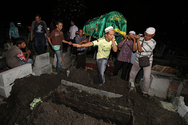 Pemakaman petugas KPPS yang meninggal dunia di Surabaya