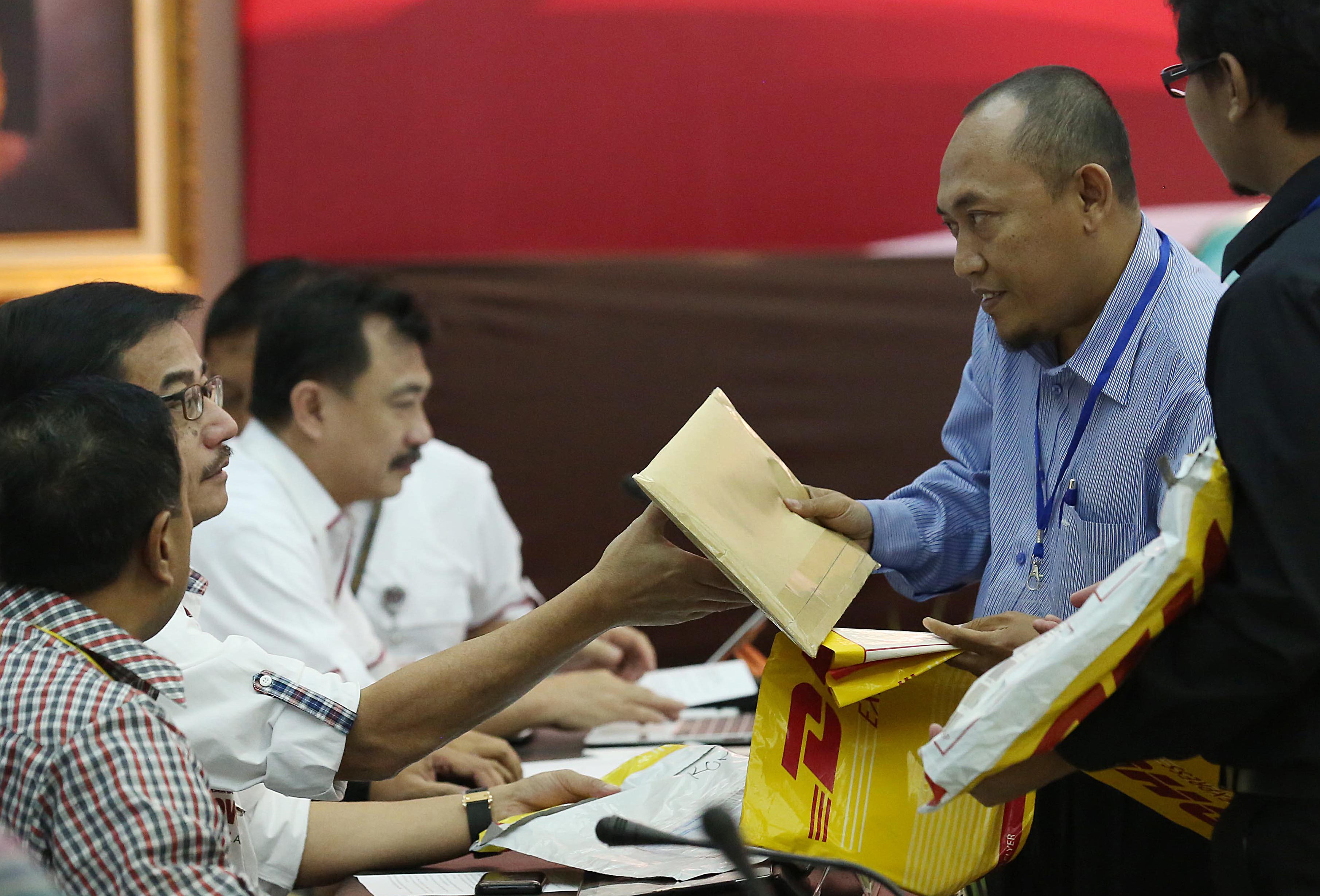 Suasana rekapitulasi suara TPS luar negeri yang melibatkan PPLN di kantor KPU