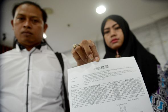 Para pemohon perwakilan pemantau pemilu menunjukkan surat tanda terima permohonan pengujian undang-undang No. 7/2017.