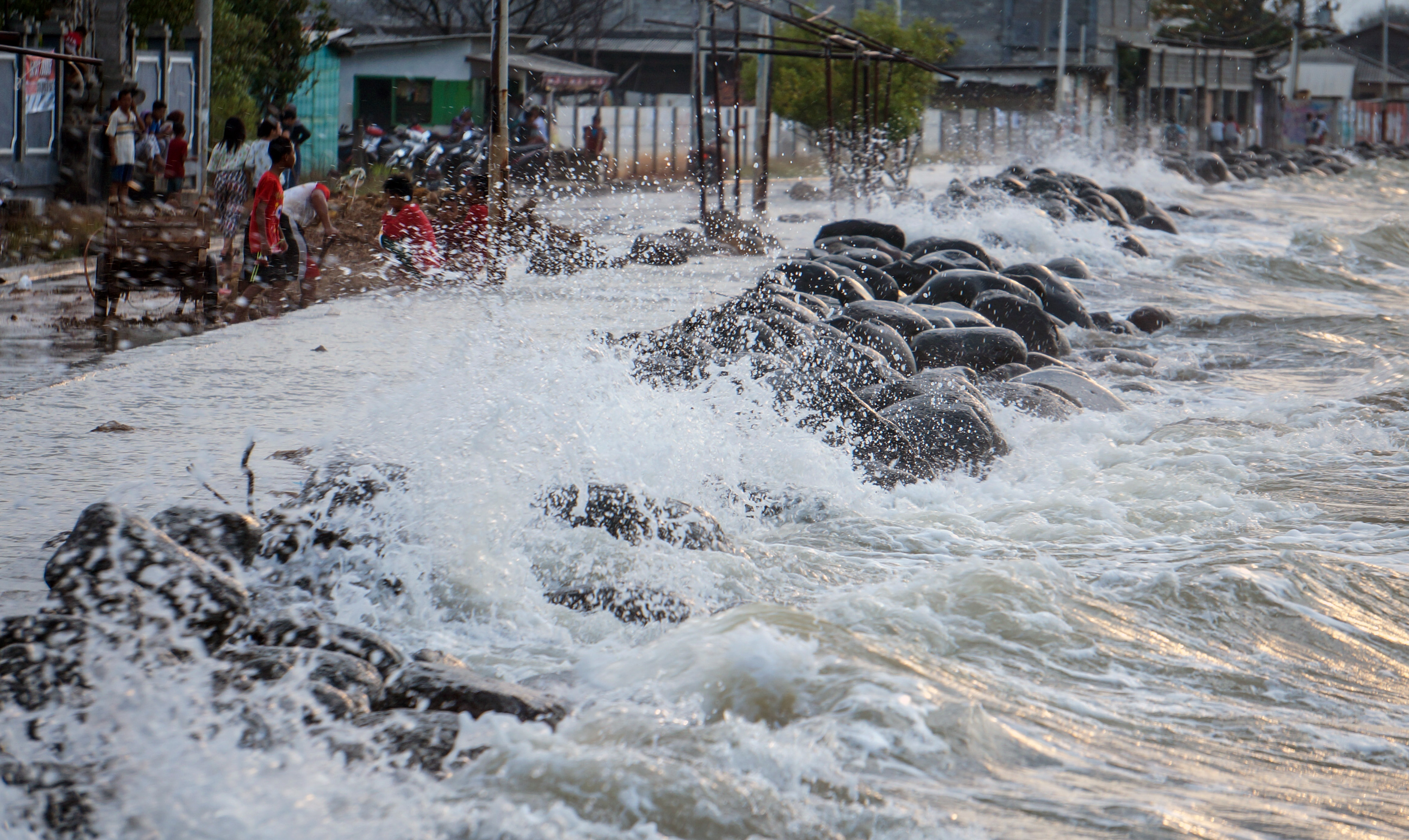 Sejumlah warga beraktivitas di Pesisir Pantai Sari, Pekalongan, Jawa Tengah