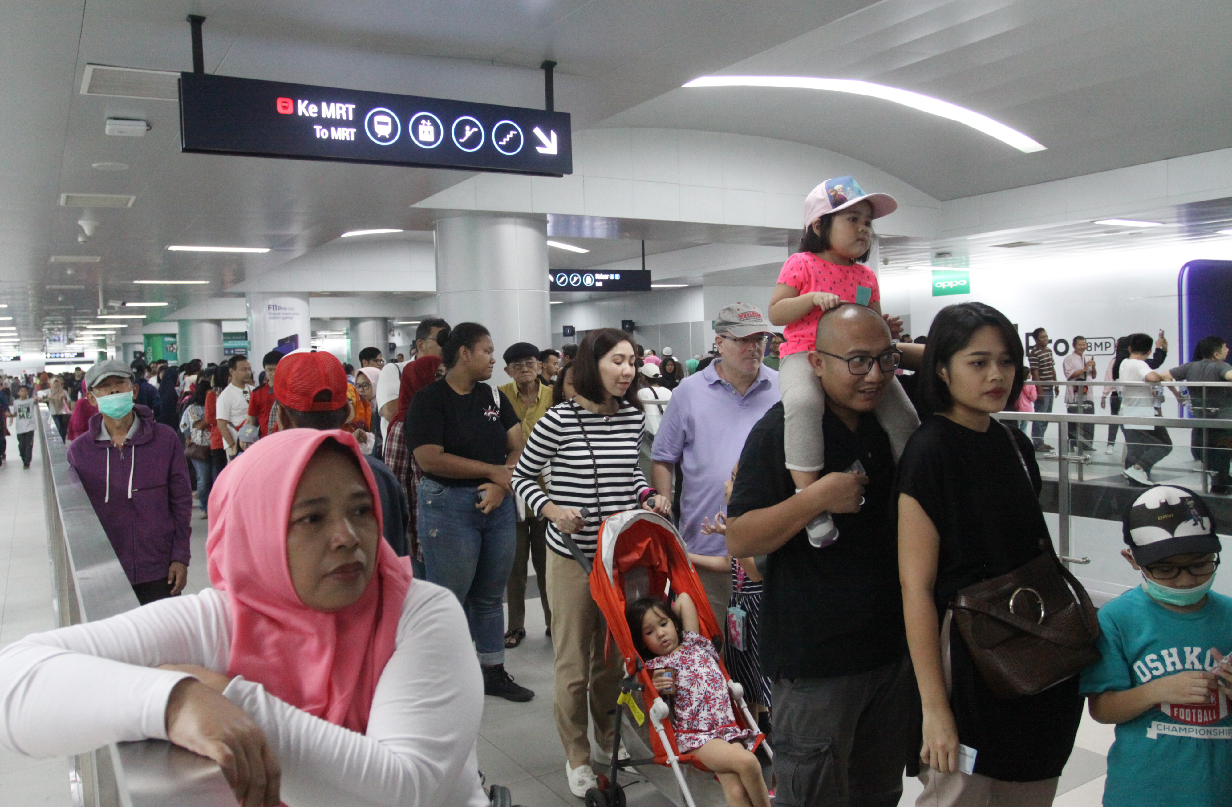 Situasi di pintu masuk Stasiun MRT Bunderan HI saat Libur Idul Adha.