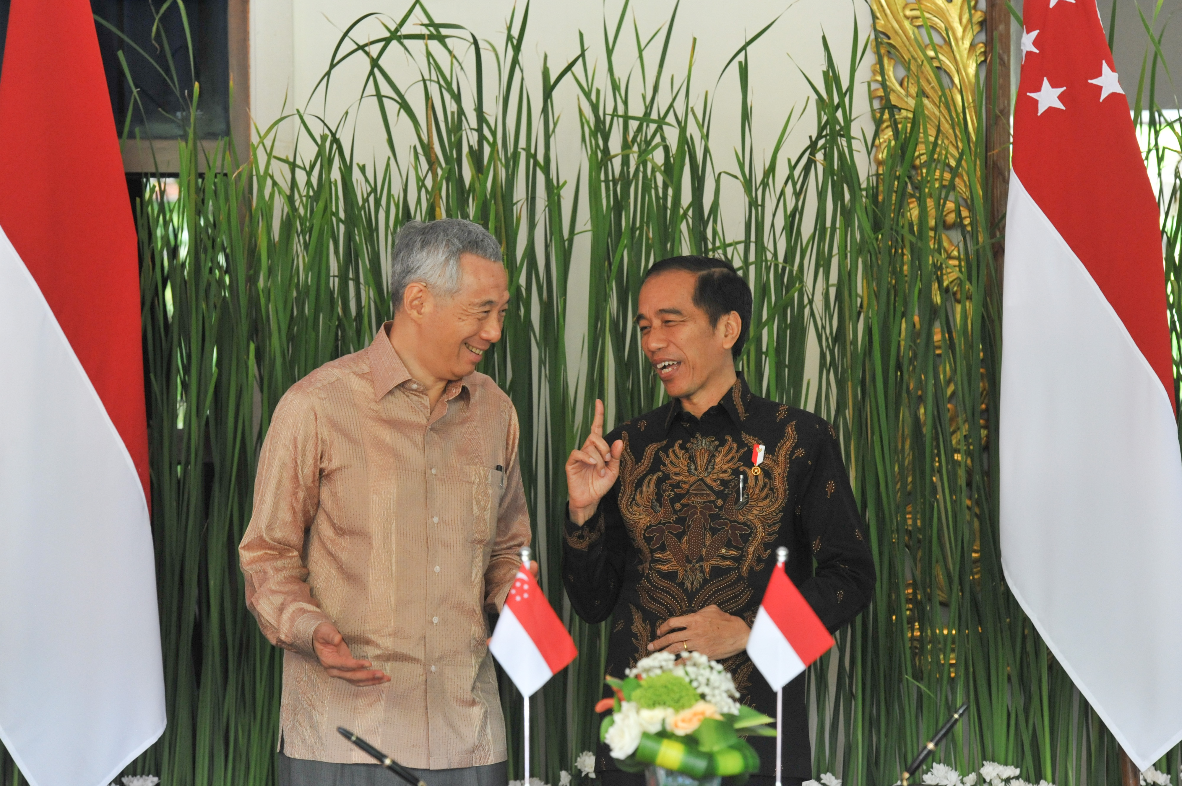 Presiden Joko Widodo (kanan) bersama Perdana Menteri Singapura Lee Hsien Loong