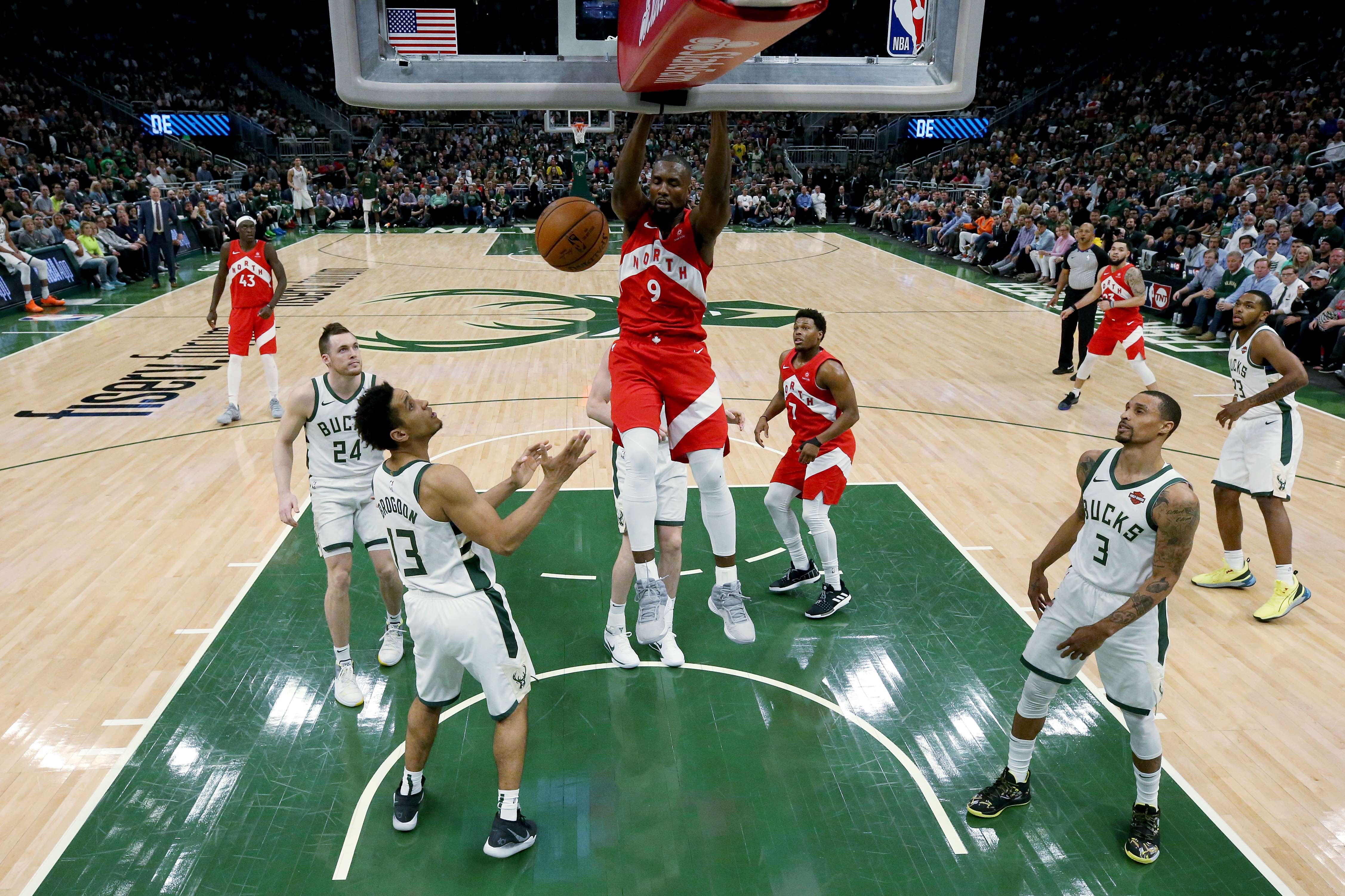 Serge Ibaka # 9 dari Toronto Raptors mengalahkanMilwaukee Bucks selama Pertandingan Lima Final Wilayah Timur NBA 2019