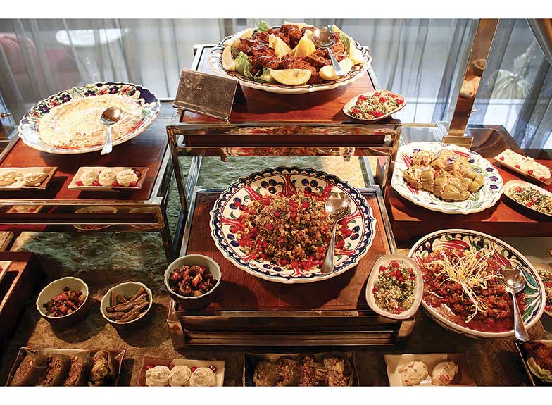 Aneka hidangan Turki di Arts Cafe, Hotel Raffl es, Jakarta.