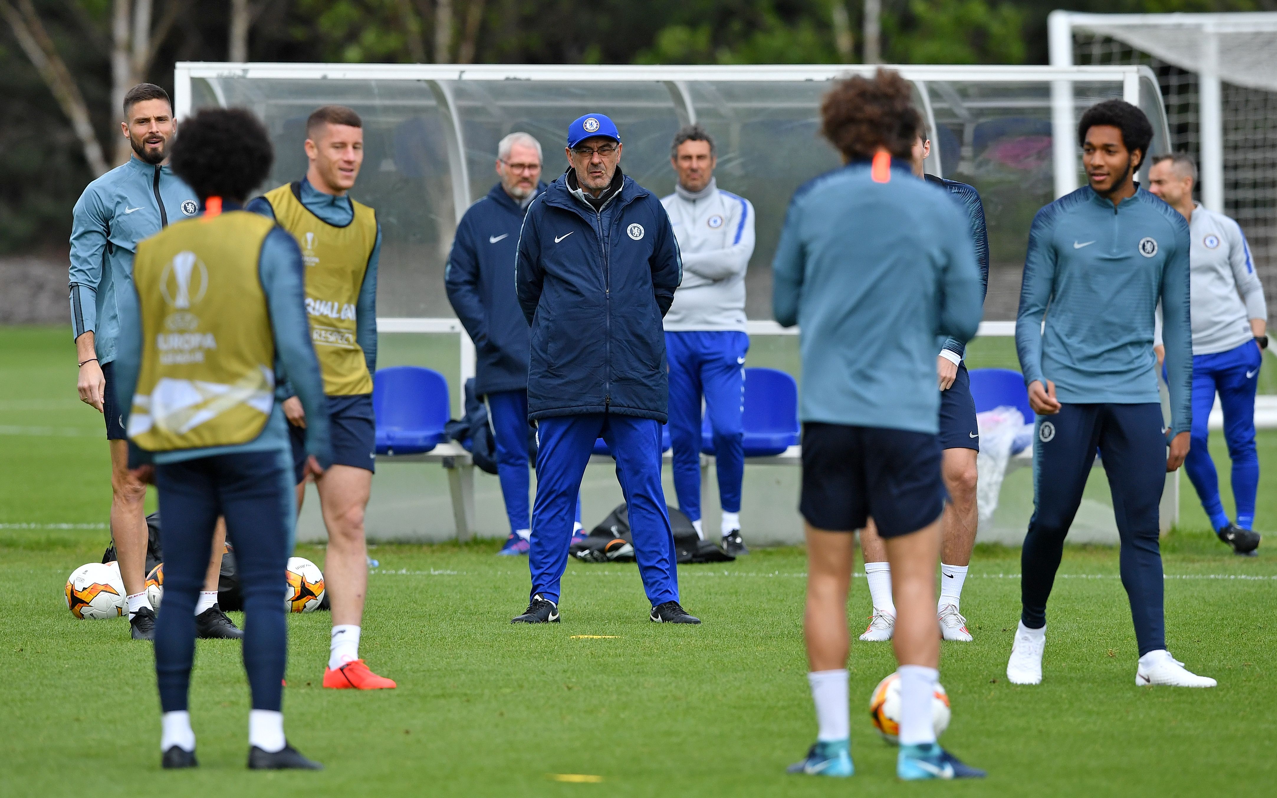 Pelatih kepala Chelsea asal Italia Maurizio Sarri (tengah) menyaksikan para pemainnya pada sesi latihan di fasilitas pelatihan Cobham